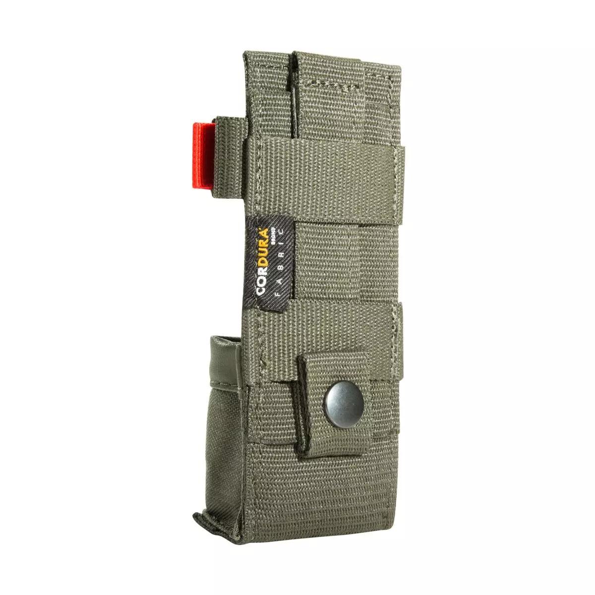 Olivegrüne TT Tourniquet Pouch IRR aus robustem Material mit schwarzem Verschlussknopf, rotem Zugband und kleinem Frontetikett.