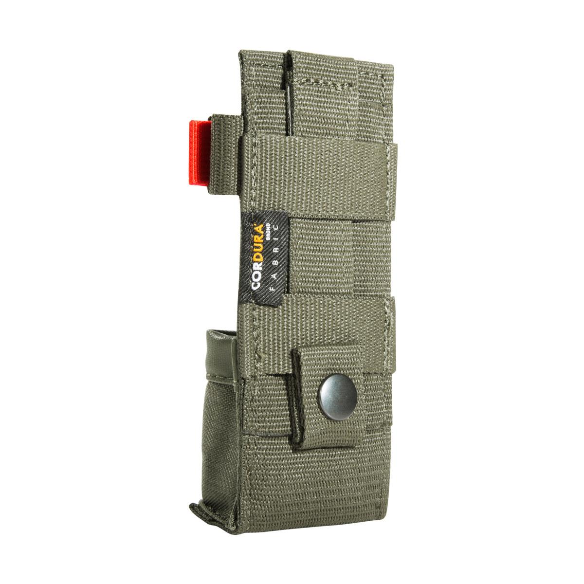 Olivegrüne TT Tourniquet Pouch IRR aus robustem Material mit schwarzem Verschlussknopf, rotem Zugband und kleinem Frontetikett.