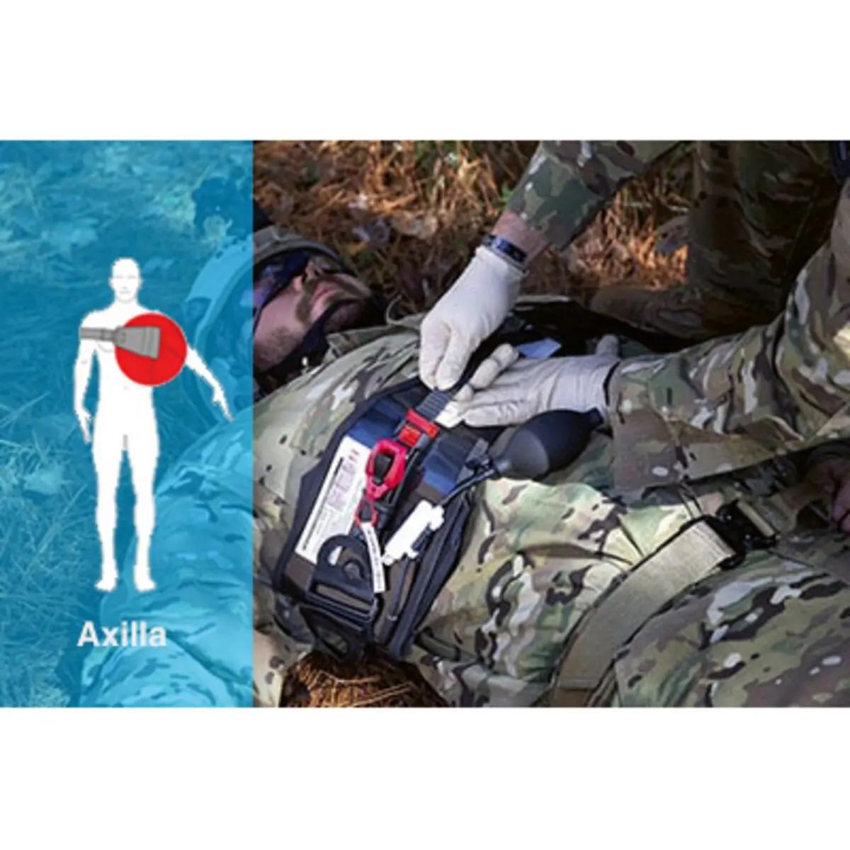Eine Person in einer beigen Tarnuniform erhält eine medizinische Anwendung mit der DEMO Einheit Abdominal Aortic & Junctional Tourniquet-Stabilized (AAJT-S) am Oberkörper.