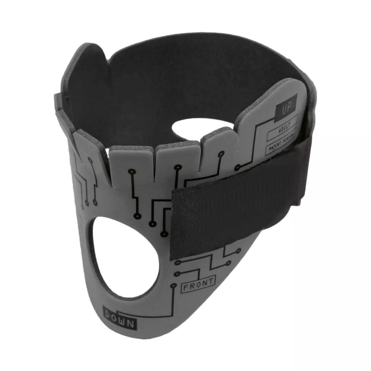 Ein grauer Immobilisationskragen Necklite™ - Grau mit flexiblem Aluminiumschaumstoff, beweglicher Kinnauflage und Klettverschluss, zeigt Schaltkreis-Muster.