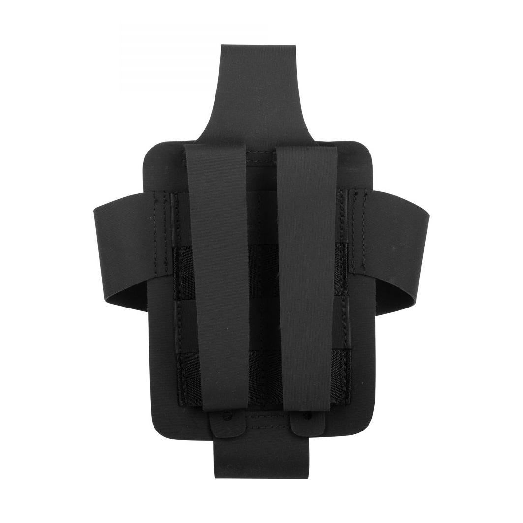 TT Tac Pouch Holder M aus schwarzem TPU CORDURA® 700 den zeigt breite Trageschlaufen und einen leicht gebogenen, robusten Rückenteil.