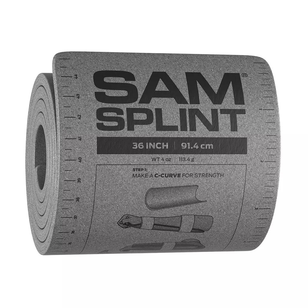 Gerollte SAM® SPLINT - Universalschiene mit schwarzem Etikett, zeigt Längenangabe, Diagramm und Messlinie, besteht aus Aluminiumschlauch und Schaumstoff.