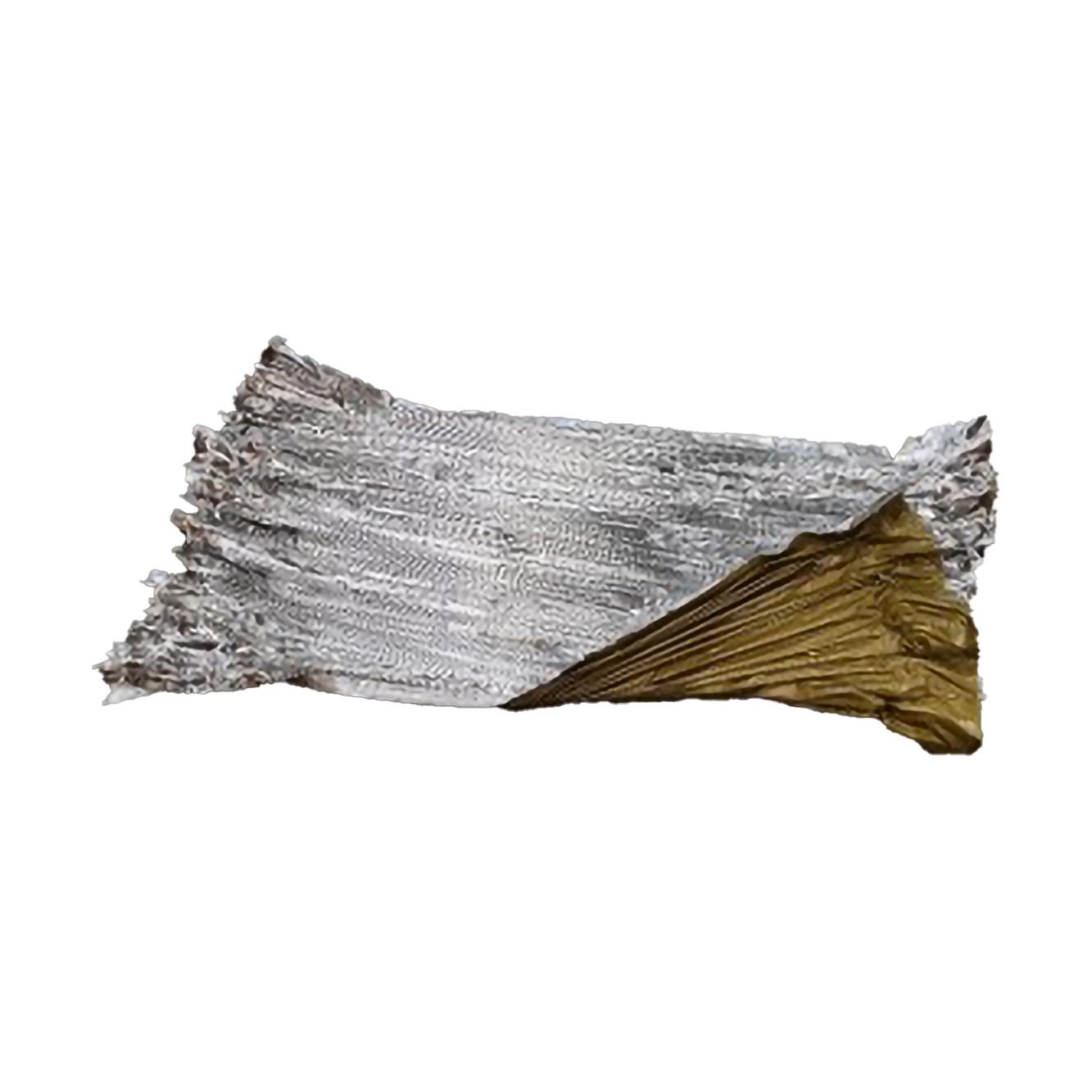 Ein gefaltetes Stück der Blizzard IFAK™ Decke mit silberner Oberfläche, rauer Struktur und sichtbaren, unregelmäßigen Kanten liegt ausgebreitet.