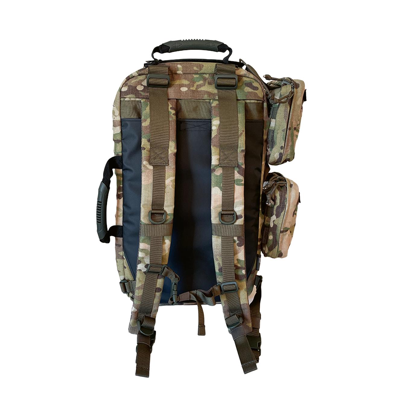 Rucksack mit Camouflage-Muster, dunklen Gurten, mehreren Fächern, Seitentasche und schwarzem Tragegriff oben