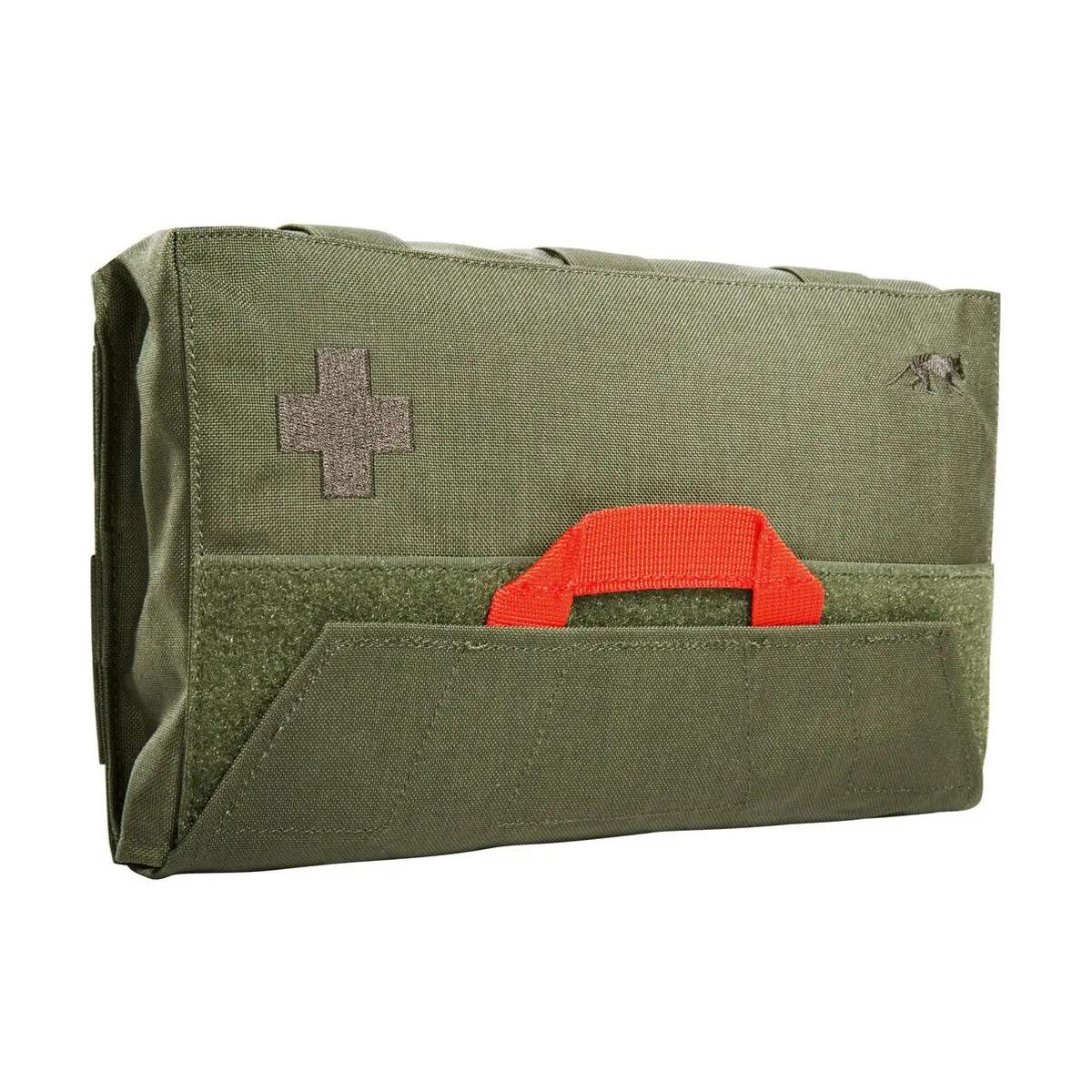 Grüne TT IFAK Pouch mit rotem Tragegriff, medizinischem Kreuzsymbol, verstärkten Ecken und zusätzlicher Fronttasche mit Klettverschluss.