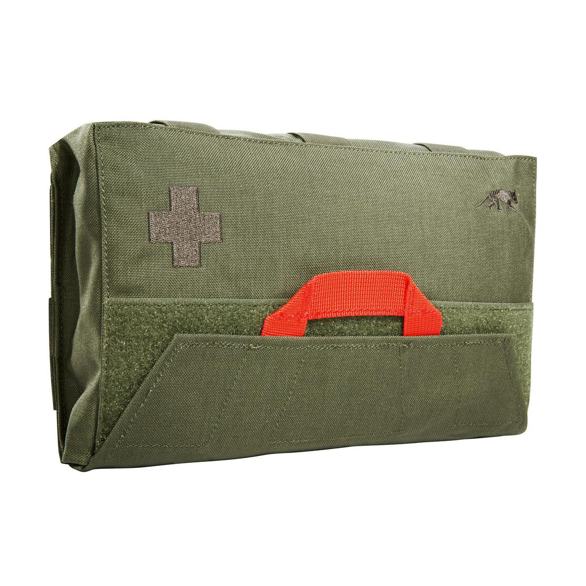 Grüne TT IFAK Pouch mit rotem Tragegriff, medizinischem Kreuzsymbol, verstärkten Ecken und zusätzlicher Fronttasche mit Klettverschluss.