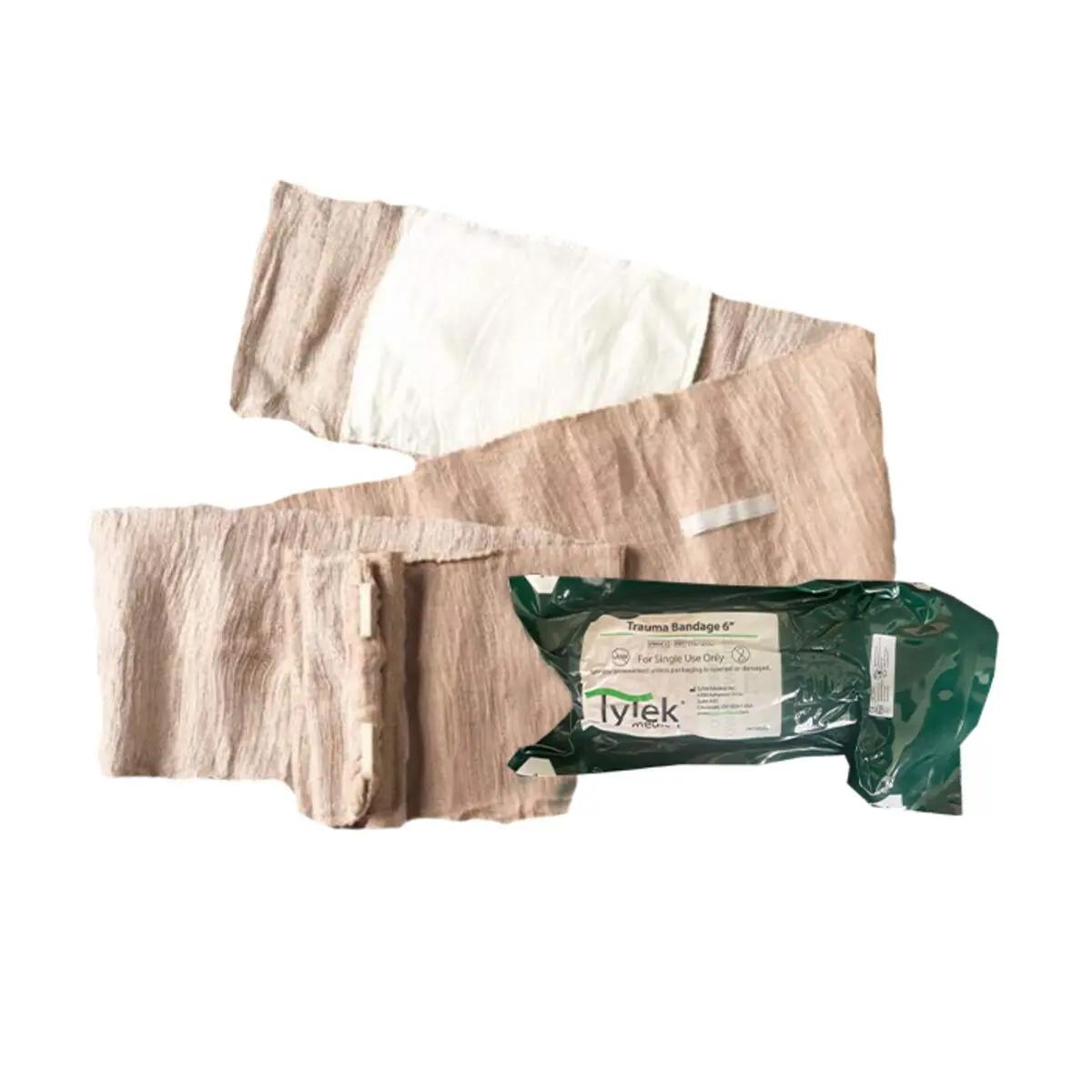 Eine aufgerollte Tytek® Trauma Bandage - 15 cm mit sichtbarer Verpackung, integrierter, nicht haftender Wundauflage und Klettverschluss.