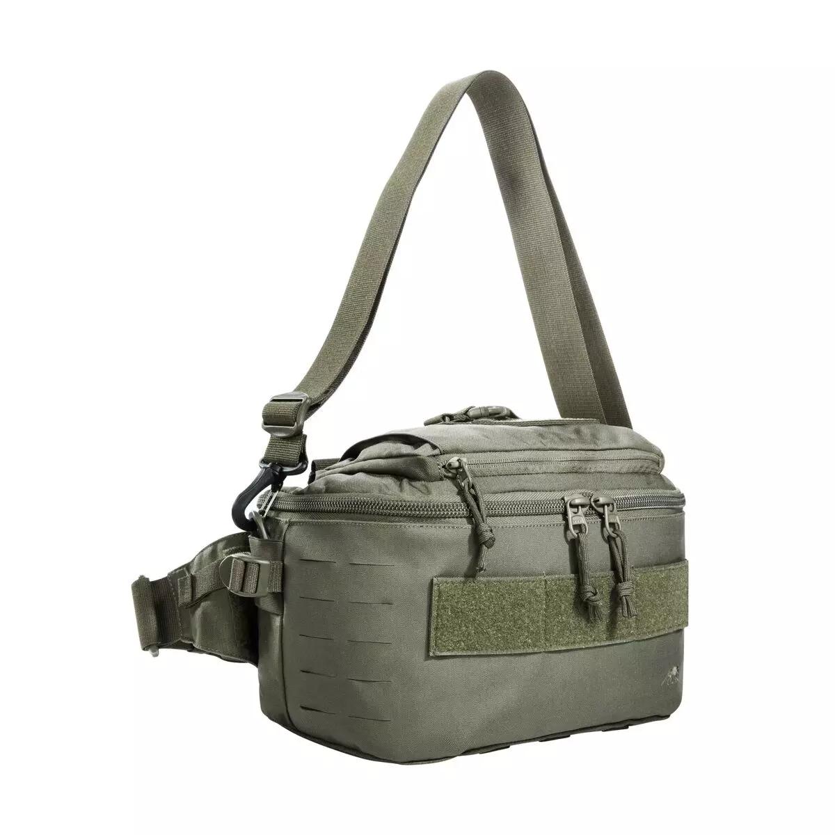 Die TT Medic Hip Bag IRR ist eine dunkelgrüne, taktische Tasche mit großem Hauptfach, Fronttasche und abnehmbarem Hüftgurt, versehen mit MOLLE-Klett.