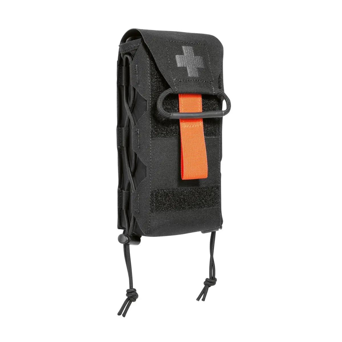 TT IFAK Pouch Vertical, schmale schwarze Erste-Hilfe-Tasche mit orangefarbener Schlaufe, Tragegriff und seitlichen verstellbaren Riemen.