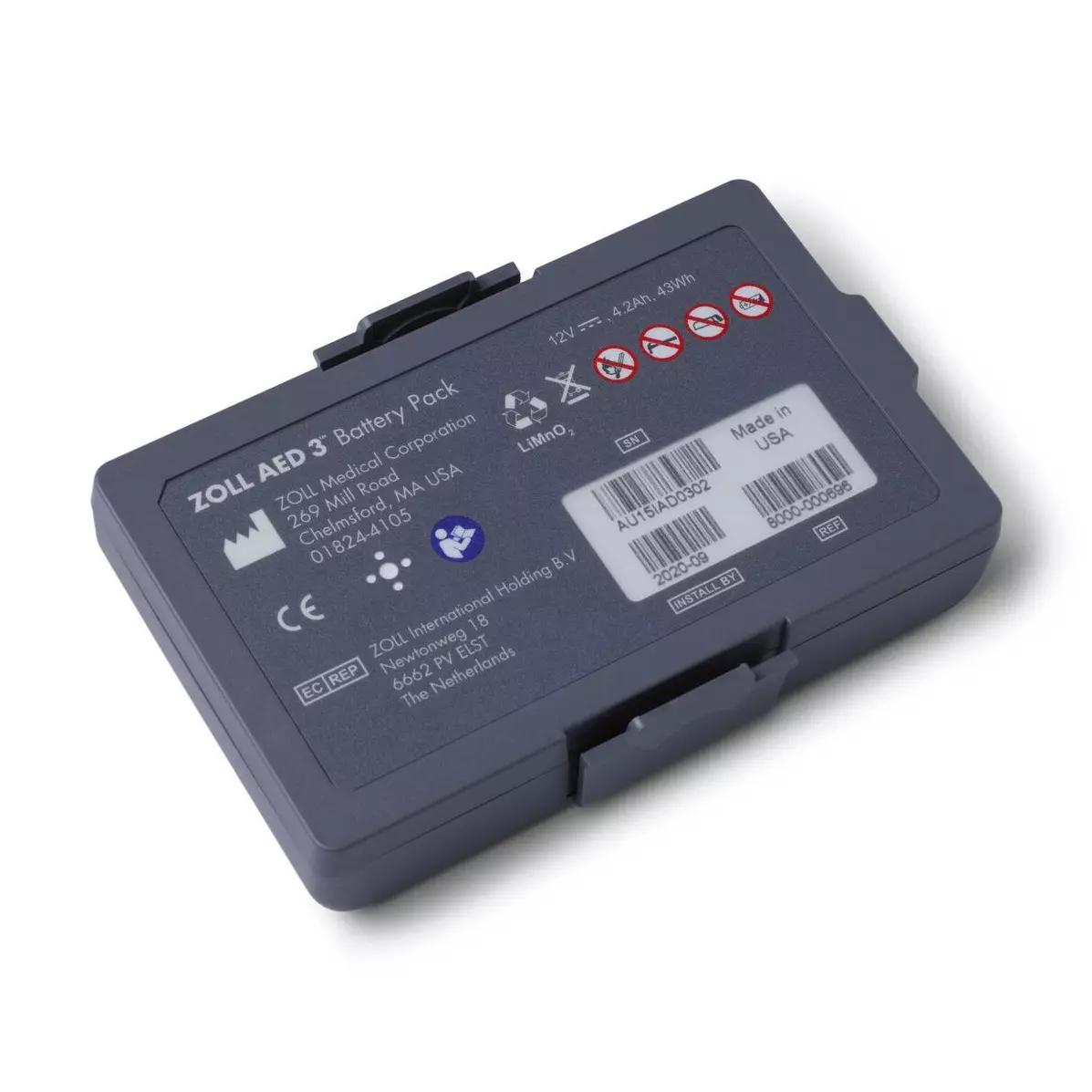 Rechteckige ZOLL AED 3 Batterie mit silbernem Etikett, Sicherheitswarnungen und Barcode, konzipiert als Lithium-Mangandioxid-Einwegbatterie.