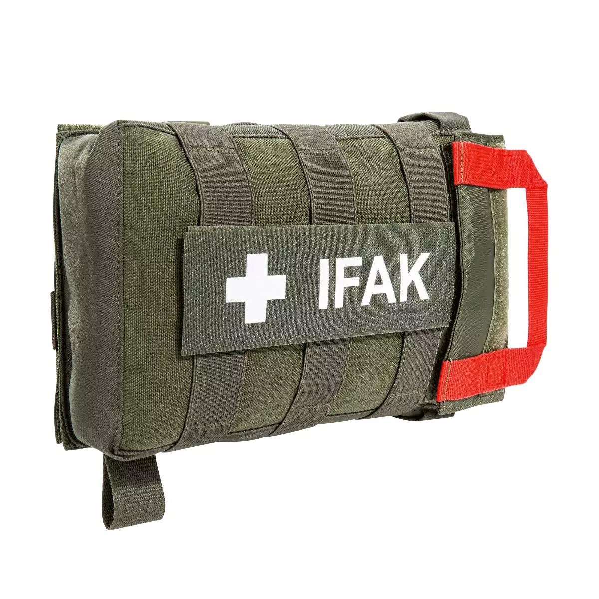 Dunkelgrünes Erste-Hilfe-Set mit rotem Tragegriff, weißen Kreuzsymbol und der Aufschrift „IFAK“, gesichert mit schwarzen Gurten.