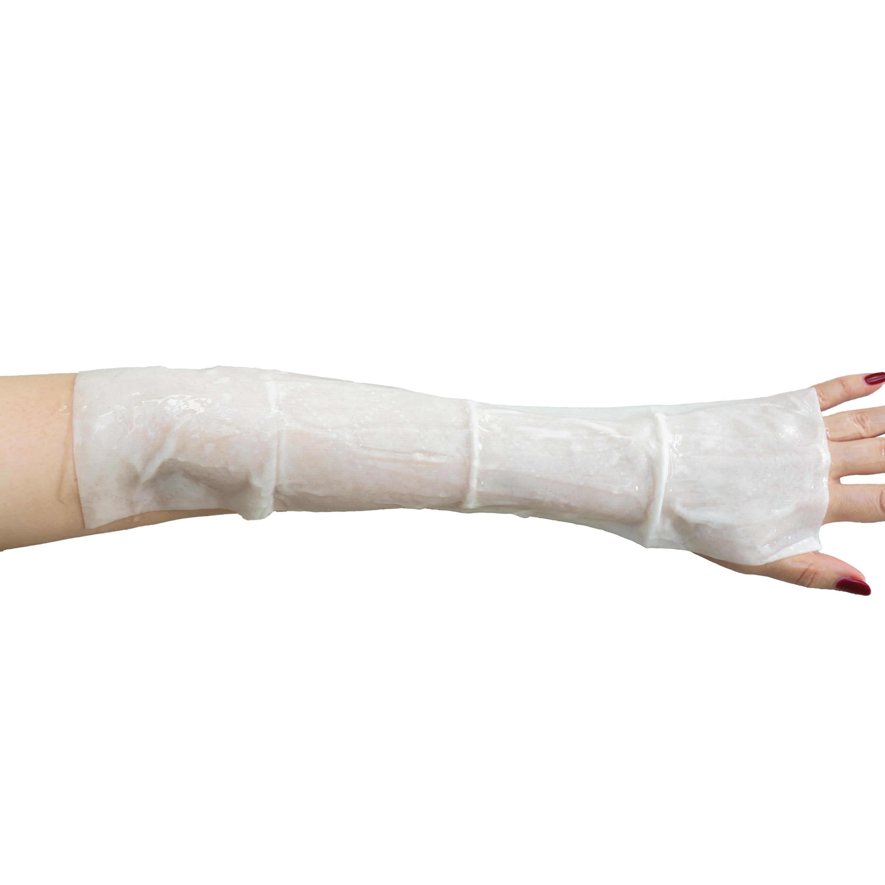 Eine Hand mit nach vorn zeigender Handfläche, umwickelt mit einer flexiblen WERO BurnAway® Verbrennungskompresse 10 x 40 cm.