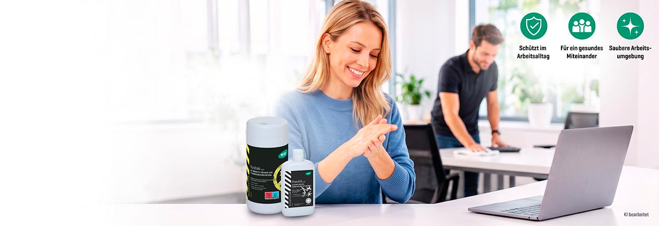 Eine lächelnde Frau mit blonden Haaren sitzt an einem weißen Tisch mit zwei Purell Desinfektionsmittelflaschen und dem Text "Schützt im Arbeitsplatz".