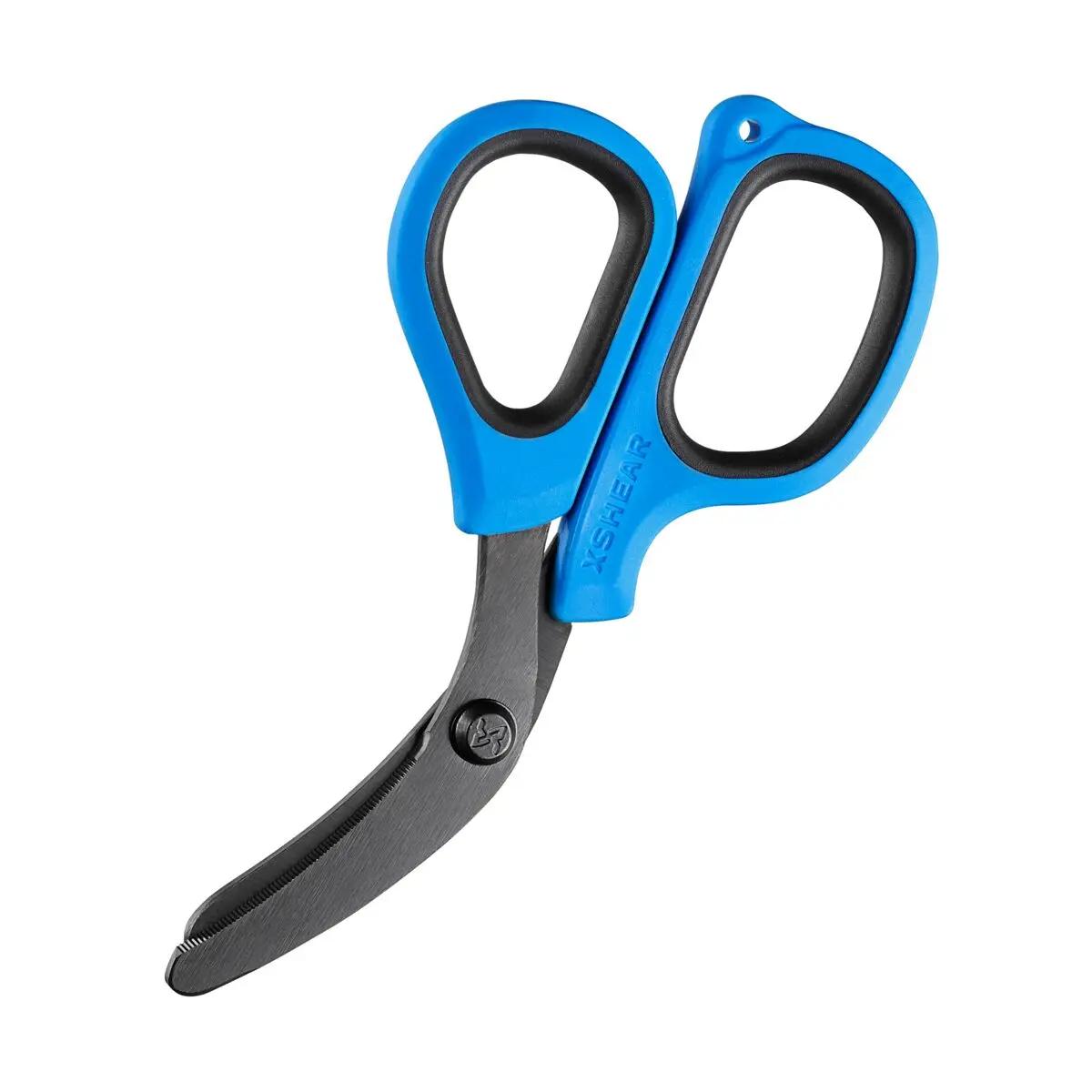 XSHEAR® Mini Traumaschere mit blauem, ergonomisch gebogenem Griff und scharfer schwarzer Klinge, geöffnet und griffbereit ausgerichtet.