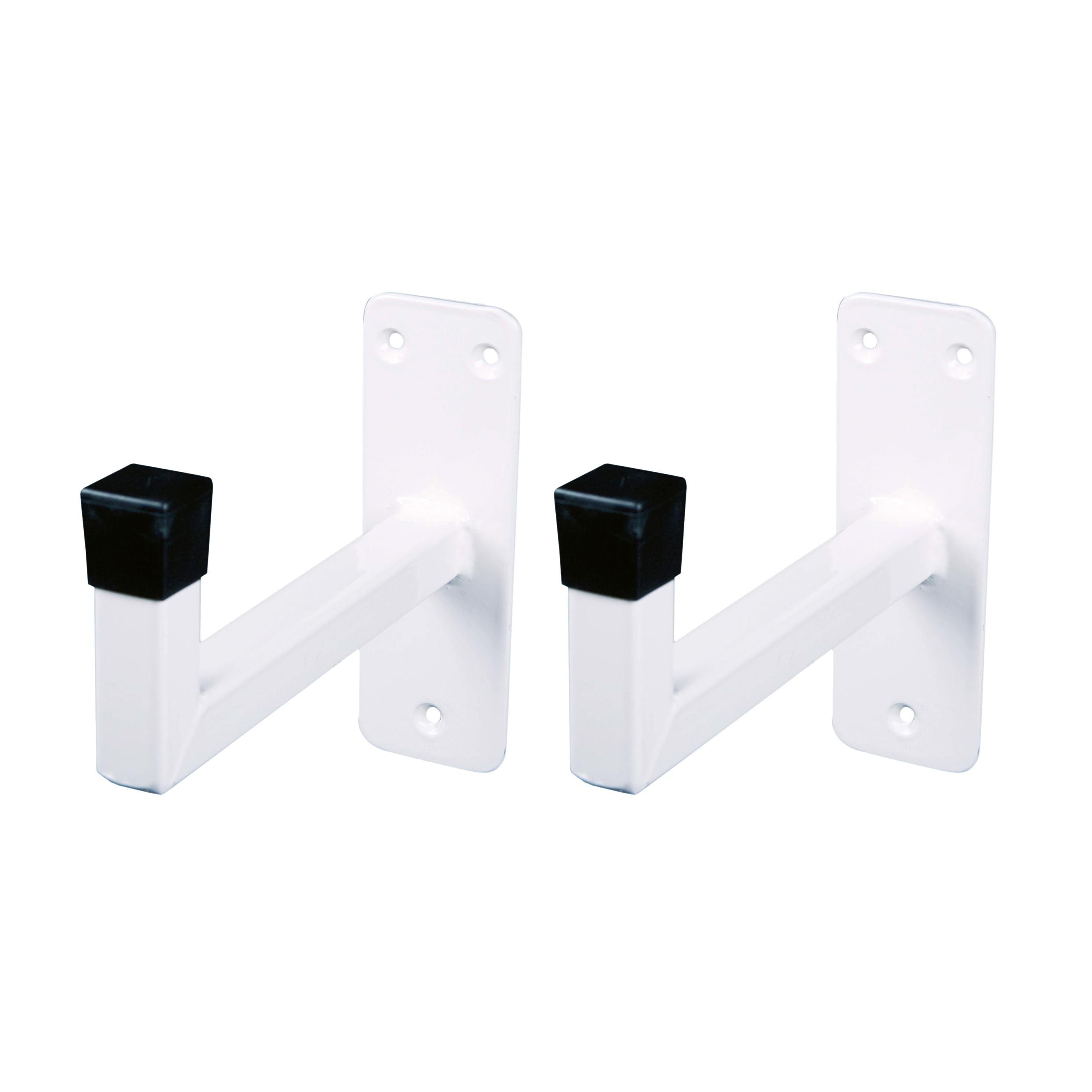 Weiße Wandhalterung für Rettungs-/ Evakuierungsstühle und Krankentragen mit schwarzer Gummikappe am Ende, an weißer Wandplatte mit drei Bohrungen befestigt.