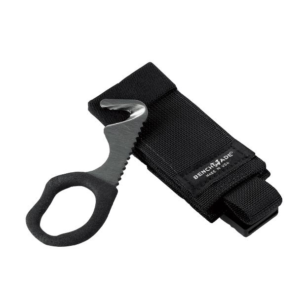Schwarzes Benchmade® 7 Rescue Hook Etui aus strapazierfähigem Material mit silberner Schnalle, Trageriemen und Markenlabel, geöffnet gezeigt.