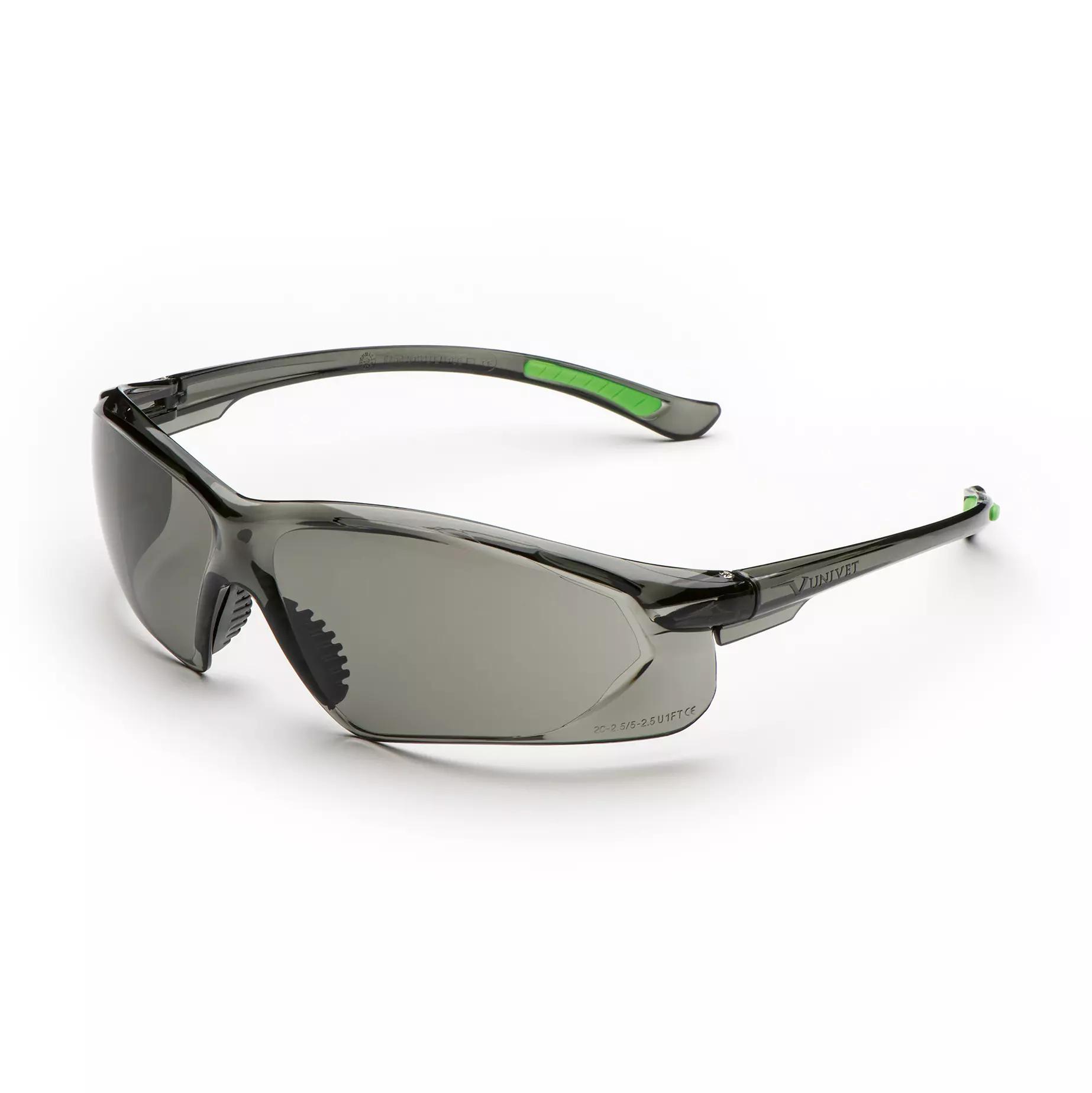 Arbeitsschutzbrille Racy Top - Grau mit dunkelgrauem Rahmen, schwarzen Gläsern und grünem Akzent an den Seiten in sportlichem Design.