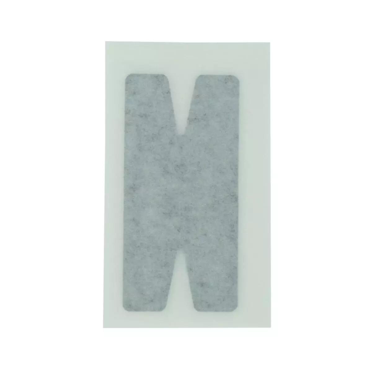 Ein filzartiges, schwarz-textiles „N“ aus zwei rechteckigen Stücken des WERO MED-X® TrostPflaster Mini Mix mit extra starker Klebkraft.
