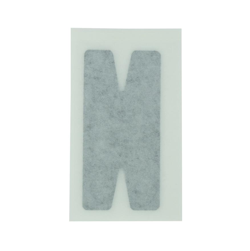 Ein filzartiges, schwarz-textiles „N“ aus zwei rechteckigen Stücken des WERO MED-X® TrostPflaster Mini Mix mit extra starker Klebkraft.