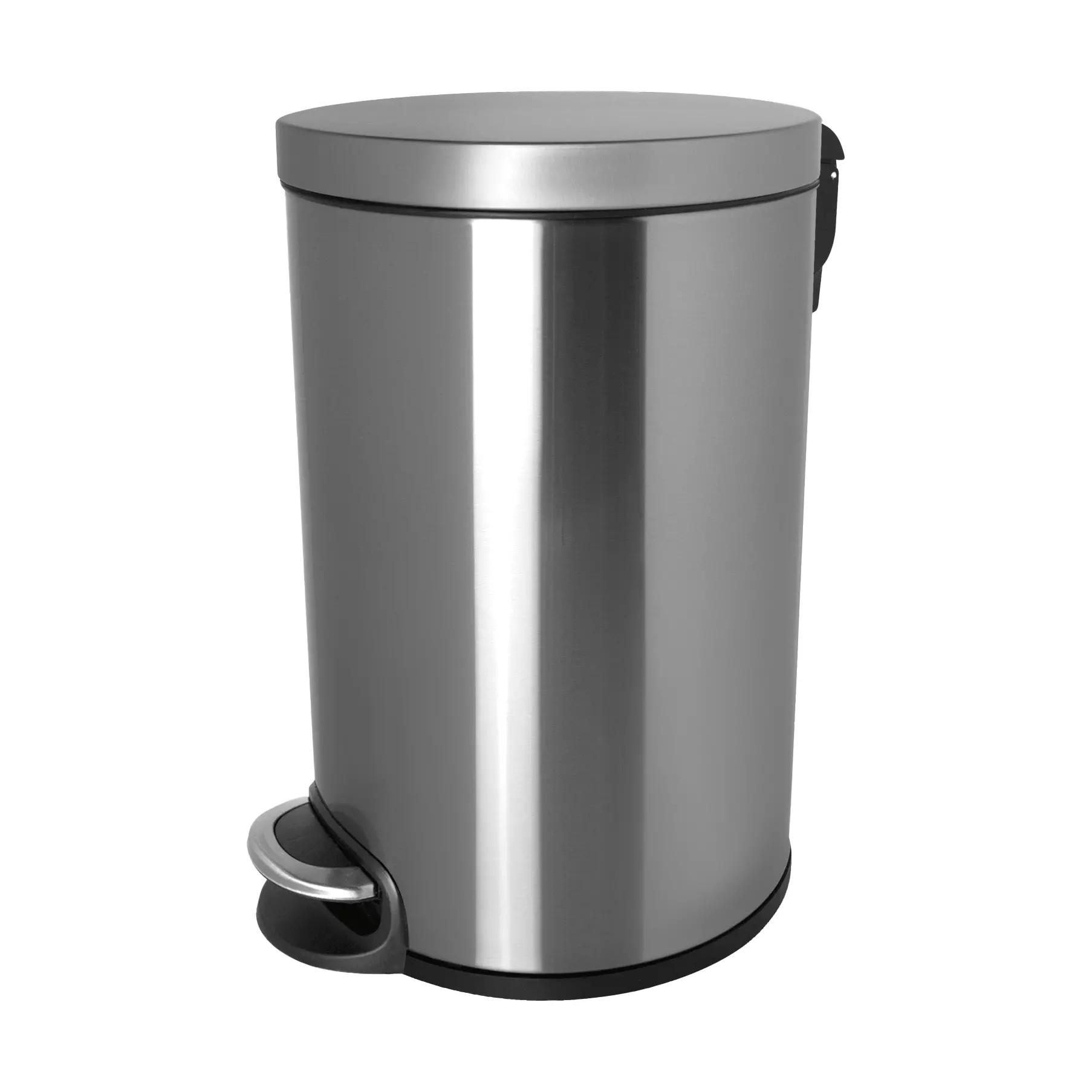 Silberner Tretabfalleimer 5 Liter mit flachem Deckel, schwarzem Fußpedal und Griff, geradliniges Design, Anti-Fingerabdruck-Beschichtung.