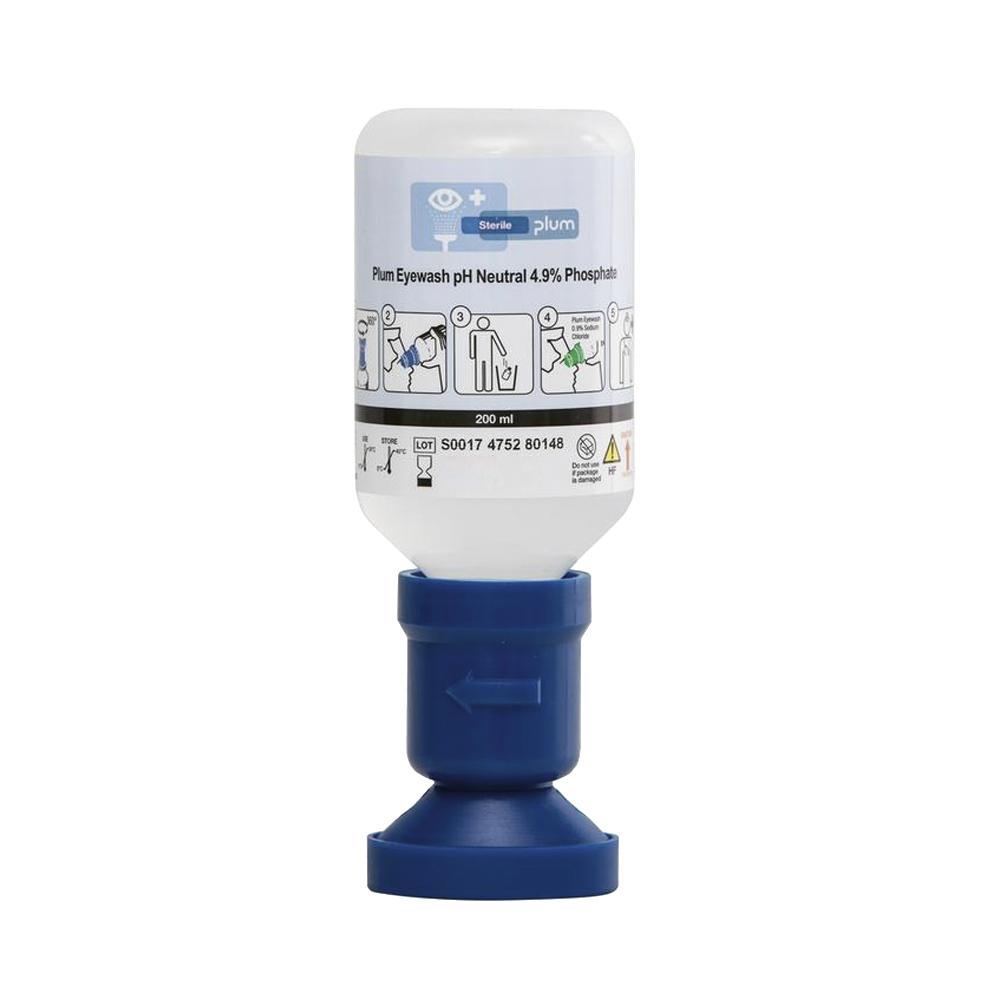 Die PLUM-Augenspülflasche 200 ml gepuffert steht aufrecht mit weißem Etikett und blauer Kappe, Nutzerhinweise und Produktdetails sind gut lesbar.