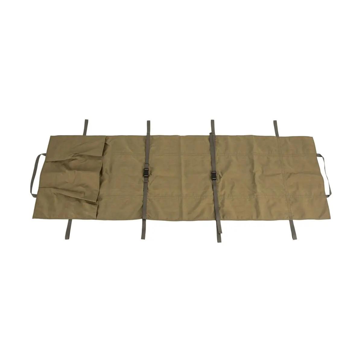 Retmex® Combat - Rettungstuch mit Fußsack, beige gefaltet, zeigt robuste Gurte, Schnallen und eine kleine Tasche an der Ecke.