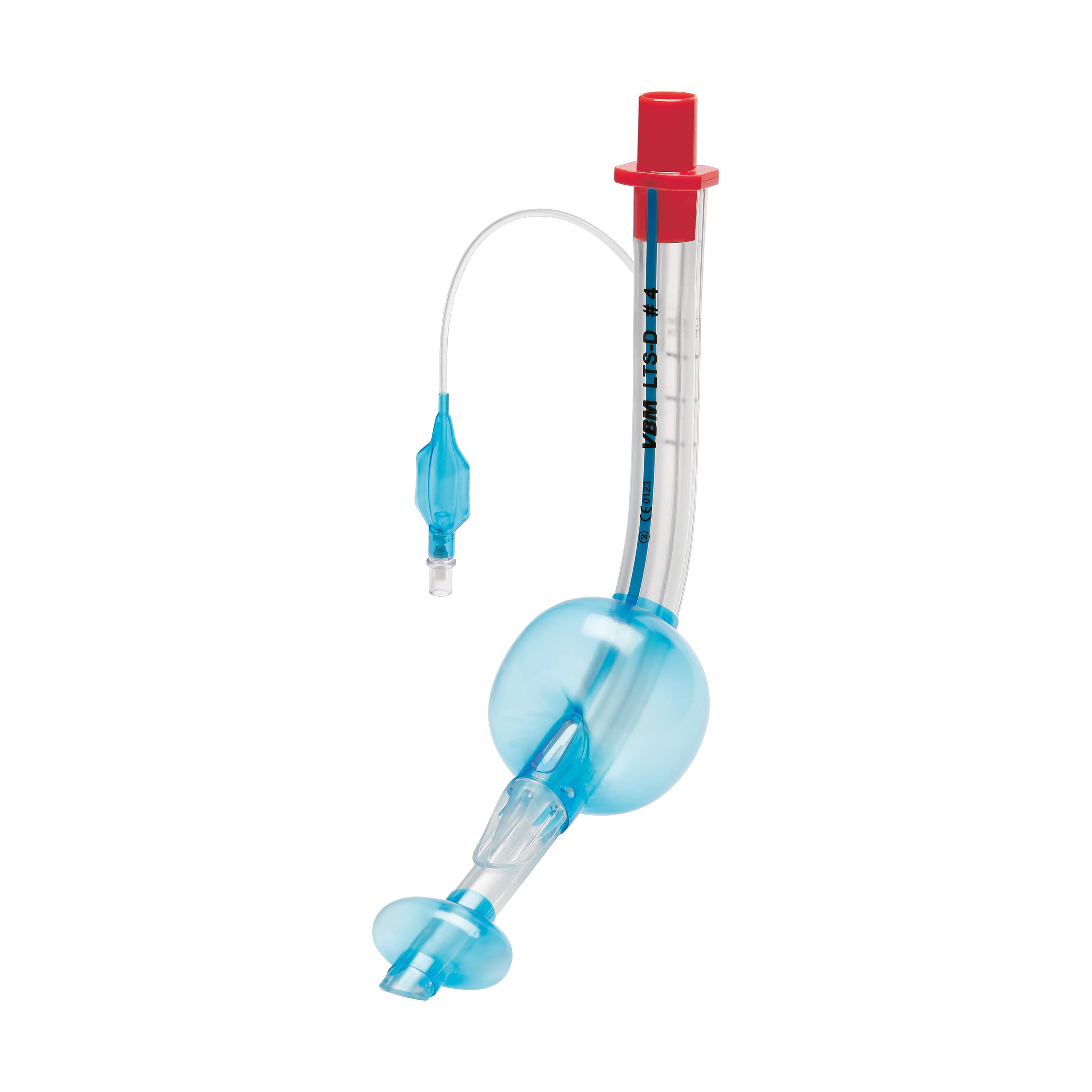 Der Larynx Tubus LTS-D, steril - M zeigt einen transparenten Schlauch mit rotem Verschluss, blauem Konnektor und gebogener blauer Verlängerung.