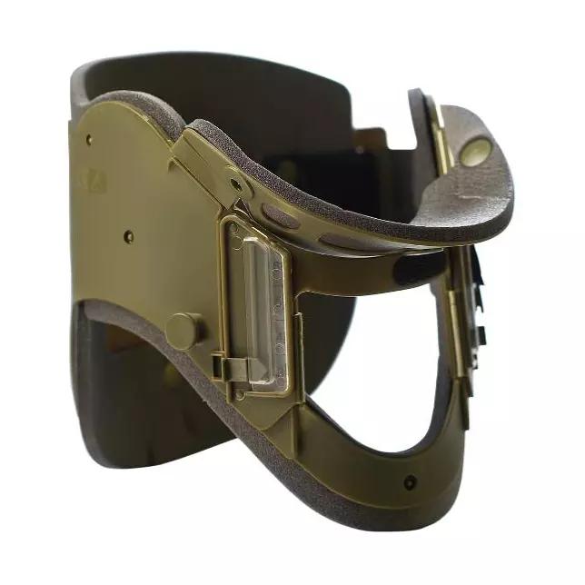 Zervikalstütze Ambu® Perfit® ACE™ Military aus olivgrünem Metall mit gepolsterter Auflage, abgerundetem Design und perforiertem, verstellbarem Verschluss.