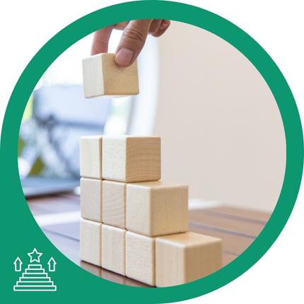 Eine Pyramide aus vielen gestapelten Holzklötzen.