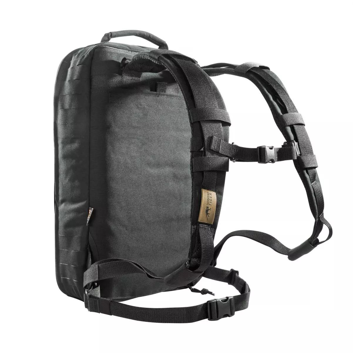 TT Medic Assault Pack MKII Rucksack - L, Schwarz mit abnehmbaren Schulterträgern, Laser Cut MOLLE-System und frontseitigen Gurten steht aufrecht.