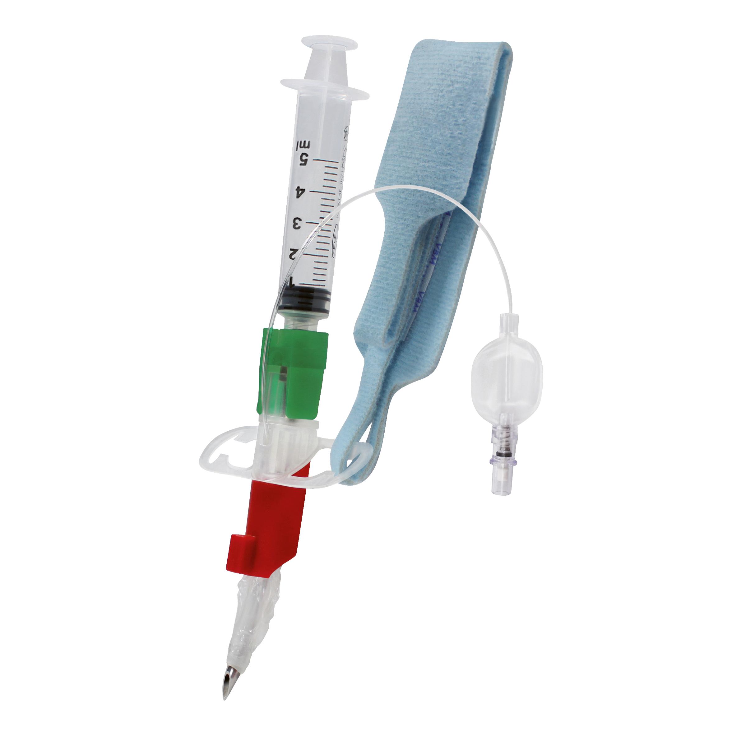 Eine VBM Quicktrach II Koniotomie Set Spritze mit grün-rotem Stopfen ist über einen blauen Schlauch mit einem durchsichtigen Reservoir und blauer Bandmanschette verbunden.