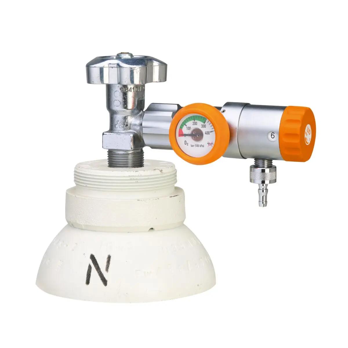 Ein silberner Druckminderer Rescue 25 mit orangefarbenem Manometer, stufenlos einstellbarem Flow und selbstzentrierndem Einstellhandrad auf weißem Zylinder.