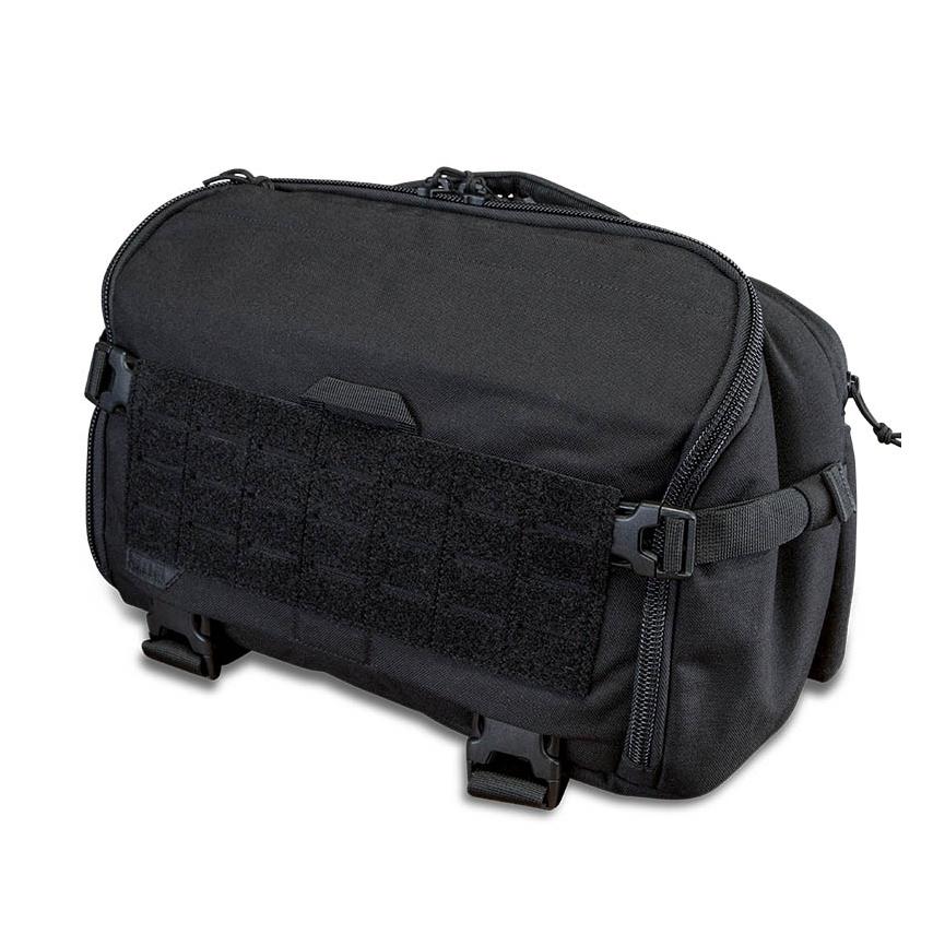 5.11 UCR SLINGPACK aus schwarzem Nylon mit quer laufendem Sicherheitsgurt, mehreren Innenfächern mit Gummizügen und Netztasche.
