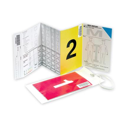 Eine halb gefaltete Triage- und Verwundetenkarte SmartTag™ MIST, gelb markiert mit schwarzer "2", rotem Anhänger und Illustrationen von Personen.