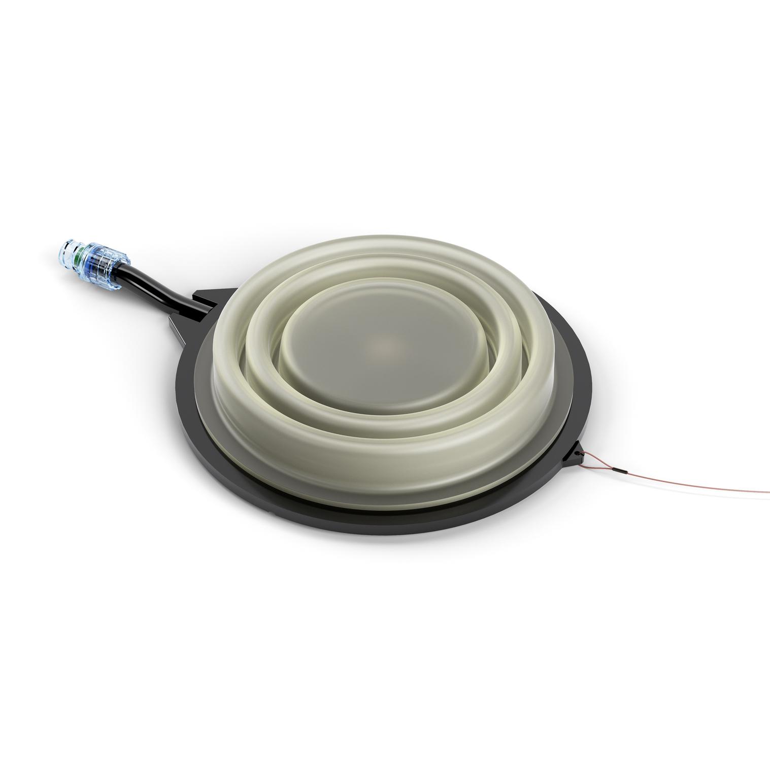 Ein graues, ringförmiges SAM® Junctional Tourniquet mit transluzentem Gehäuse, schwarzem Sockel, coiled Kabel und blauem Anschluss zur schnellen Blutstillung.