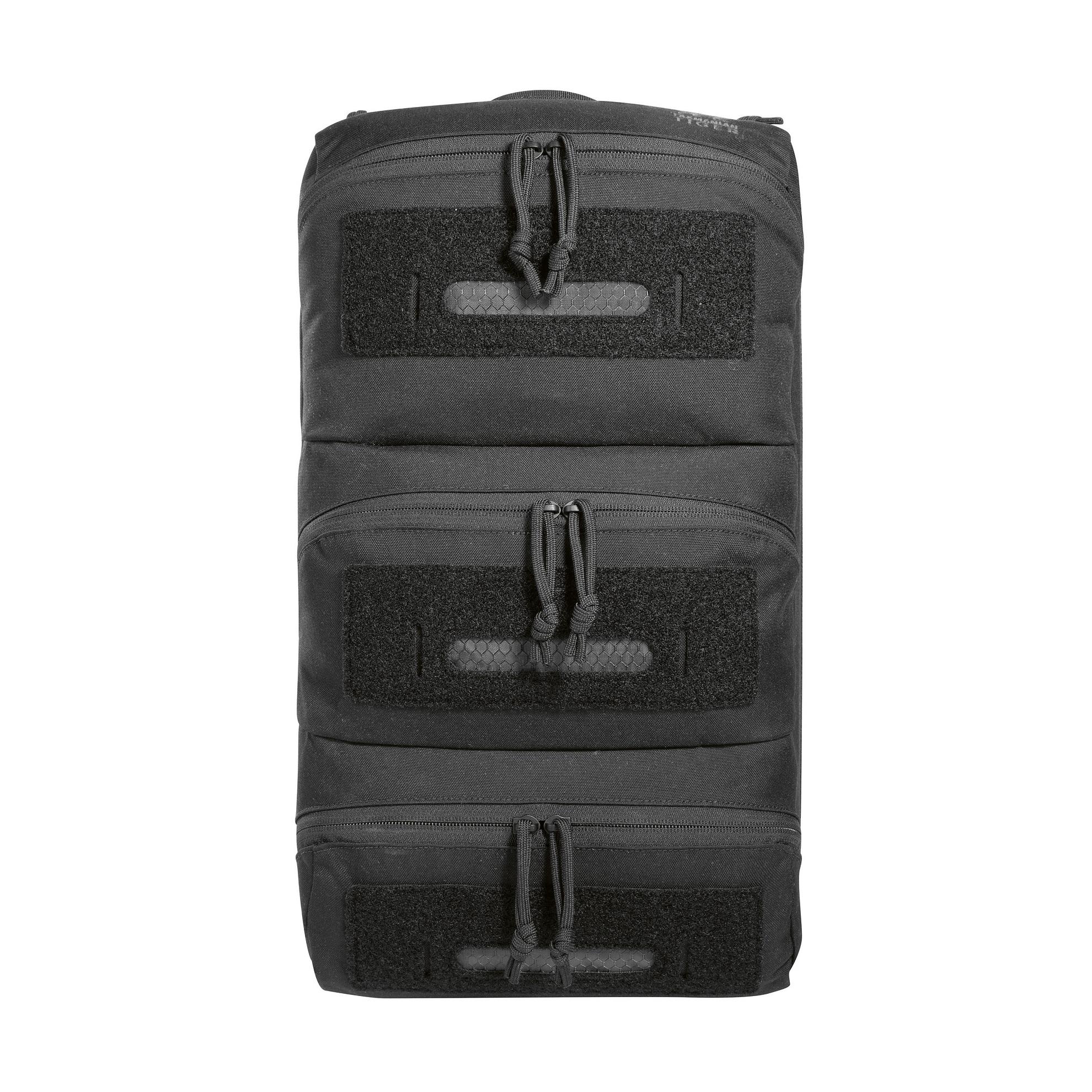 Schwarzer TT Modular Medic Combat Pack Rucksack mit drei Frontfächern, jeder Tasche mit Reißverschluss und atmungsaktiven Ösen aus robustem Gewebe.