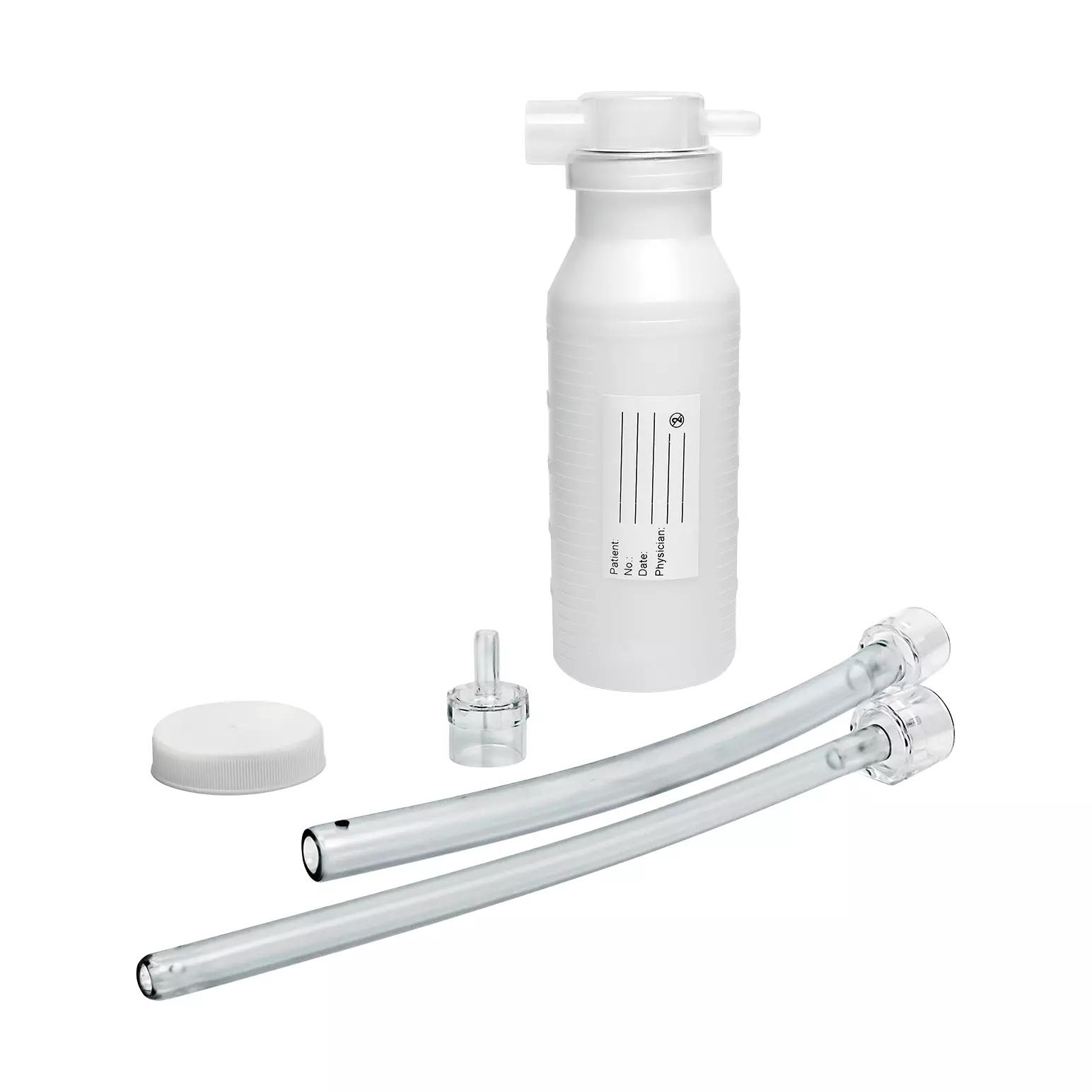 Ein weißer, schmaler Behälter der Handabsaugpumpe mit Flip-Top-Verschluss, daneben zwei Einmal-Behälter und verschiedene Katheter-Adapter.