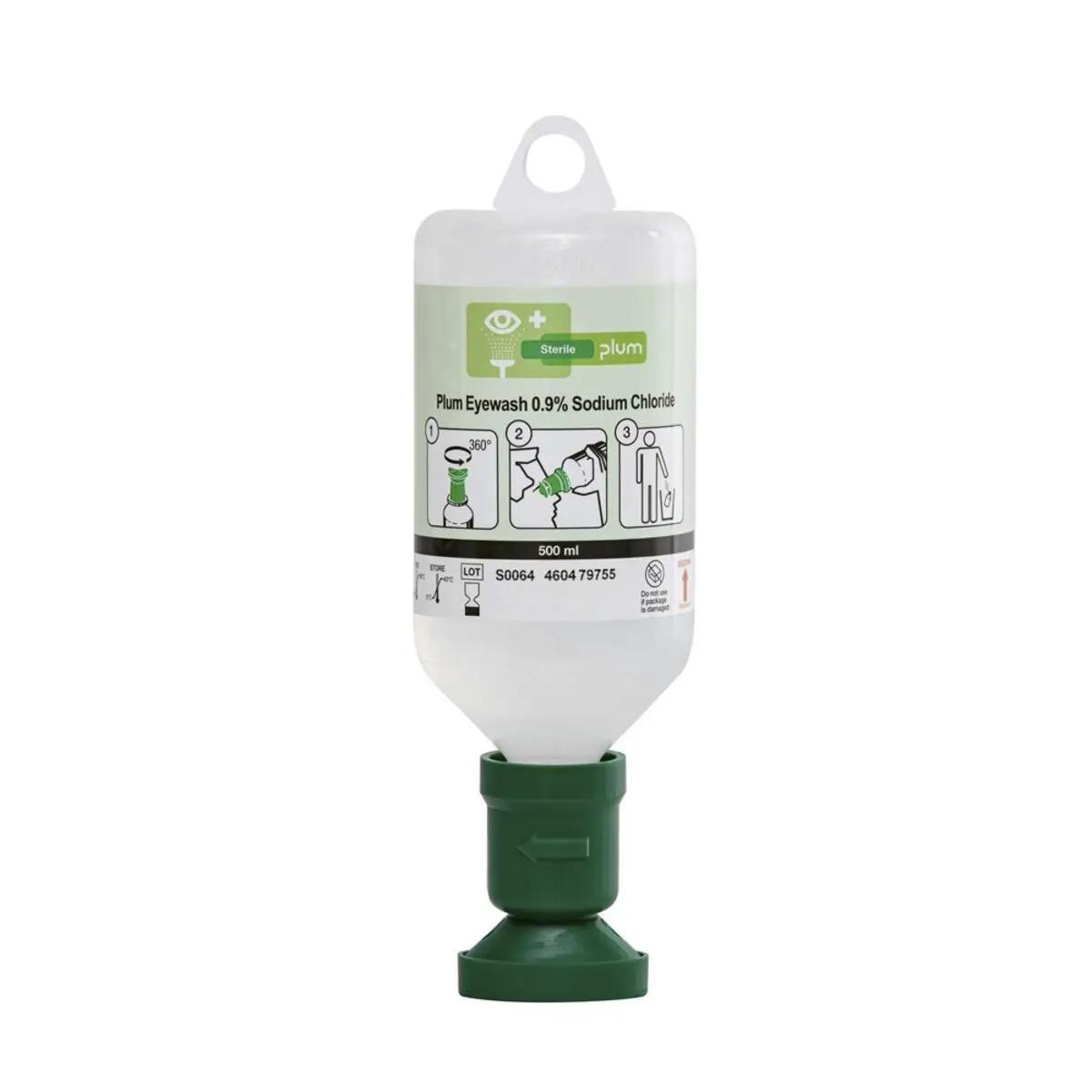 PLUM-Augenspülflasche, 500 ml NaCl mit grünem Spenderaufsatz, Anwendungshinweisen und Hängeöse, steht aufrecht vor weißem Hintergrund.