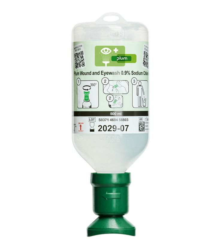 PLUM-Augenspülflasche, 500 ml NaCl mit grünem Spenderaufsatz, Anwendungshinweisen und Hängeöse, steht aufrecht vor weißem Hintergrund.