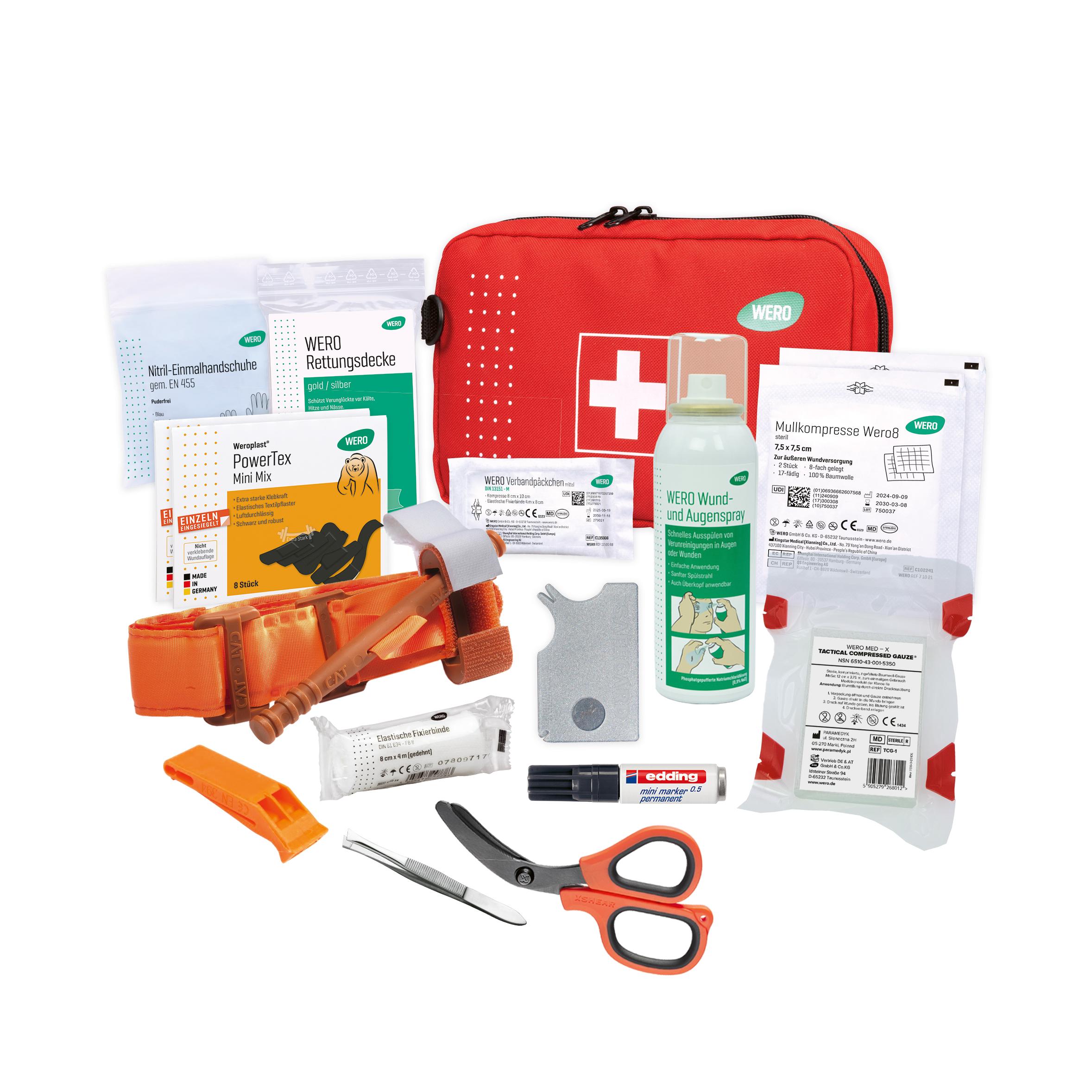 Die WERO Erste-Hilfe-Tasche - ForestAid enthält eine rote Tasche mit weißem Kreuz, Verbandmaterial, Mullkompressen und einer robusten Universalschere.