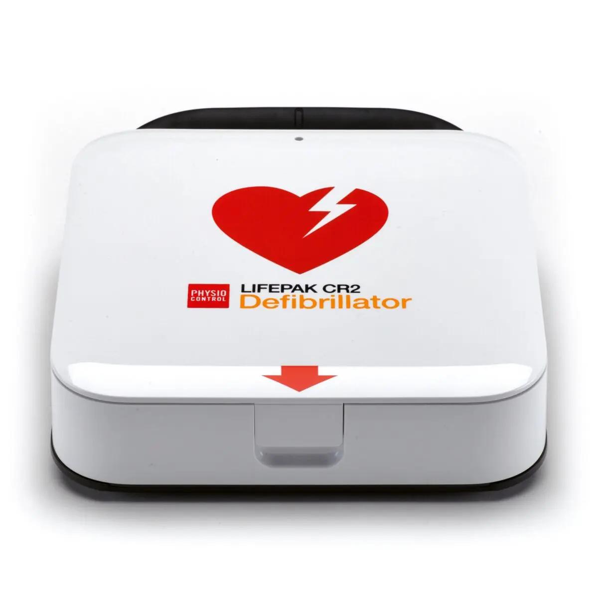 Defibrillator-Set LIFEPAK CR2 mit Griff, weißes Gehäuse, rotes Herzsymbol, integrierte cprINSIGHT-Technologie und vormontierte QUIK-STEP-Elektroden.