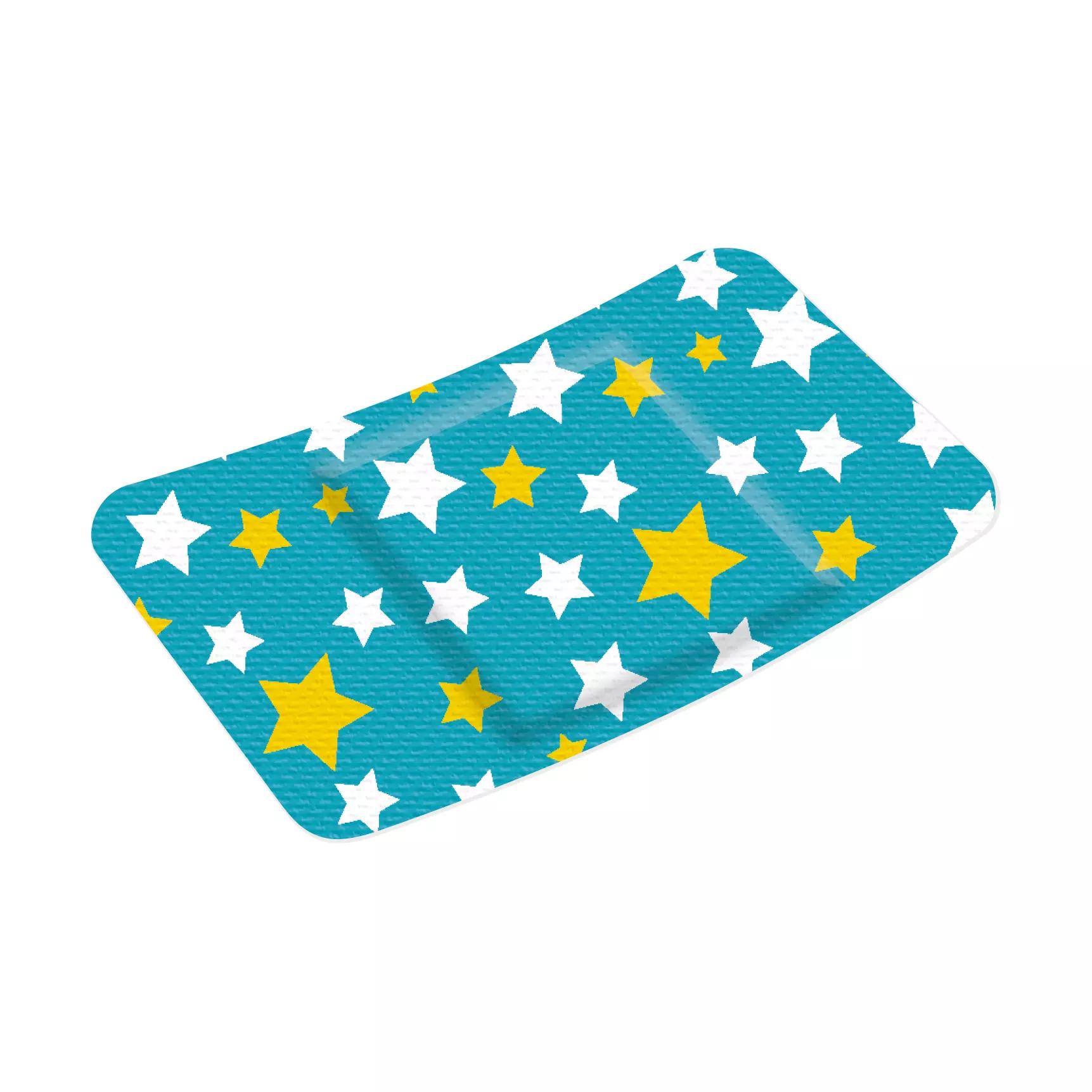 Ein rechteckiger Pflasterstrips Weroplast® FunkelStern für Kinder mit tealfarbener Oberfläche und weißen sowie gelben Sternmotiven ist leicht geneigt zu sehen.