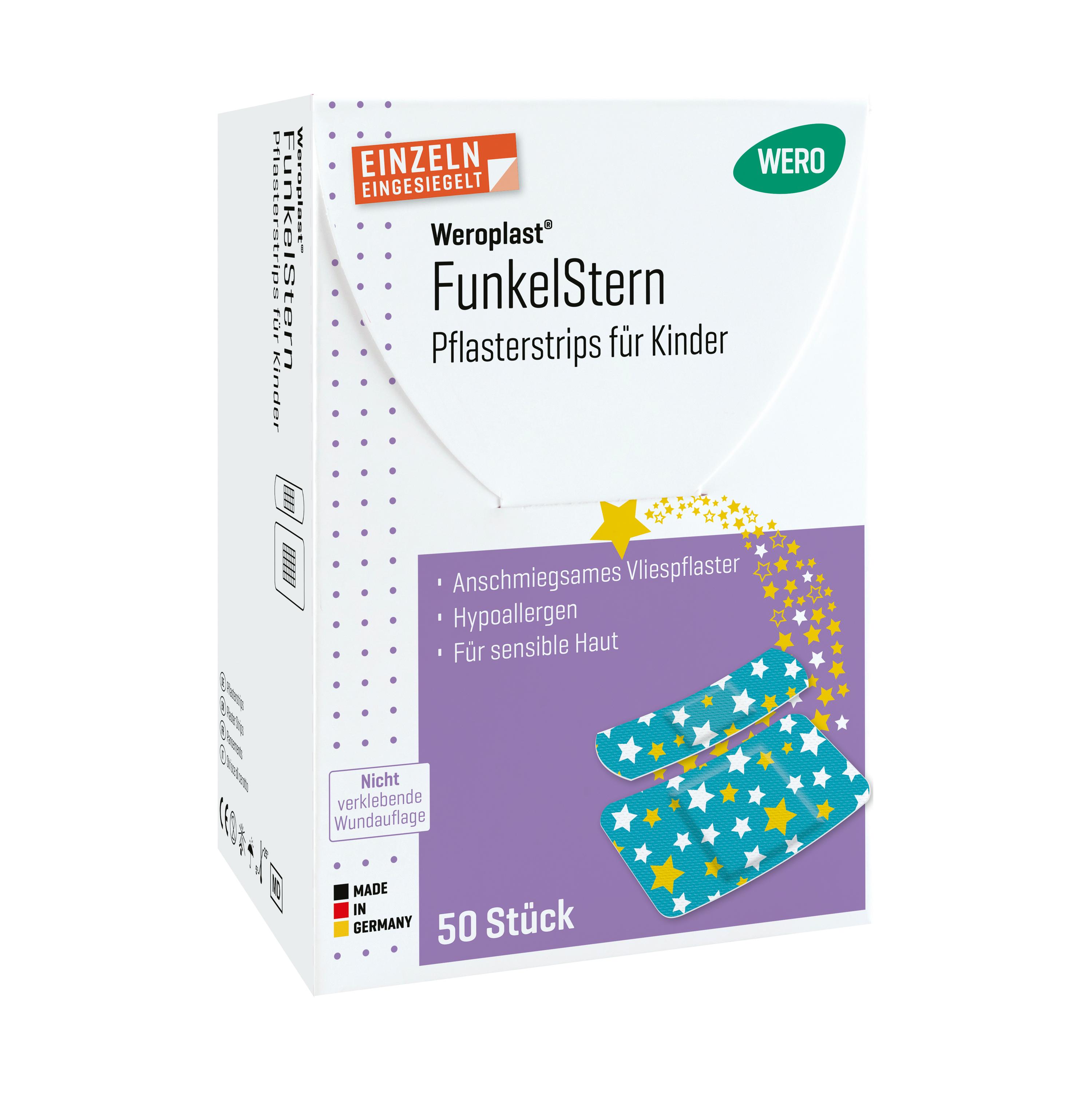 Ein rechteckiger Pflasterstrips Weroplast® FunkelStern für Kinder mit tealfarbener Oberfläche und weißen sowie gelben Sternmotiven ist leicht geneigt zu sehen.