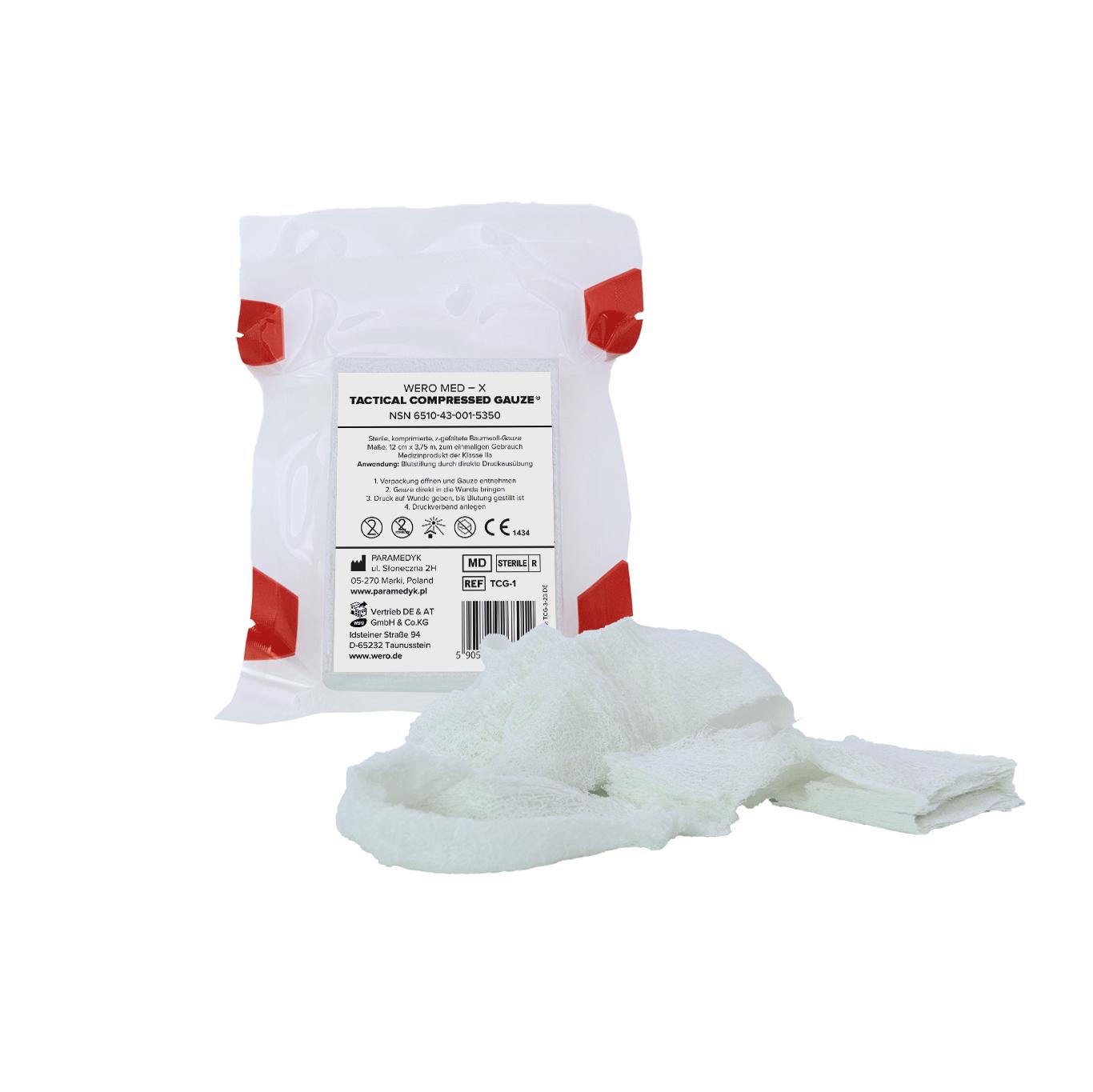 Eine WERO MED-X® Tactical Compressed Gauze® Rolle aus weißer, steriler Baumwolle in transparenter, kompakten Verpackung mit rotem Akzent.