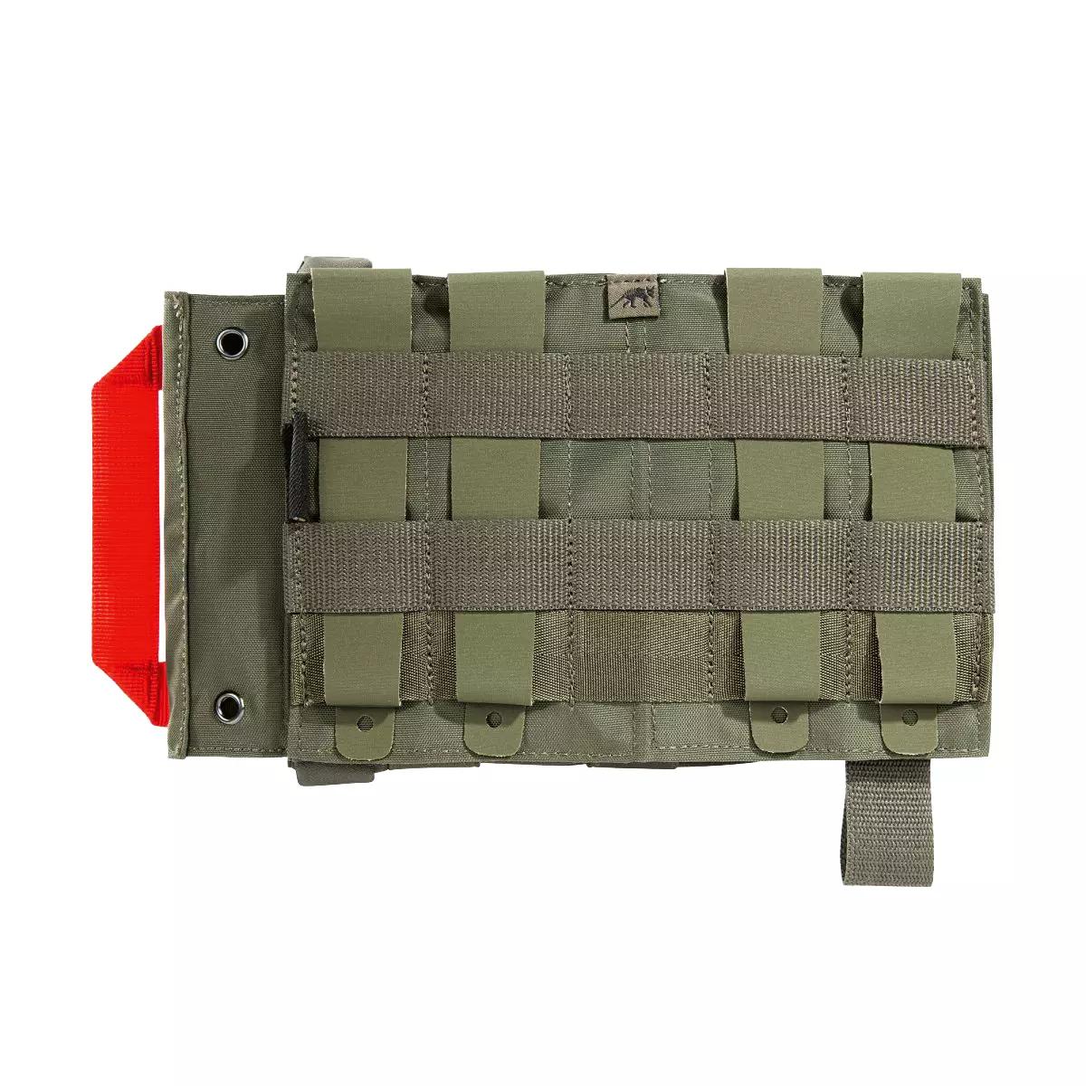 Taktische Weste in Wüstengrün mit Camouflage-Muster, verstellbaren Frontgurten, rotem Griff und kleiner Tasche oben.