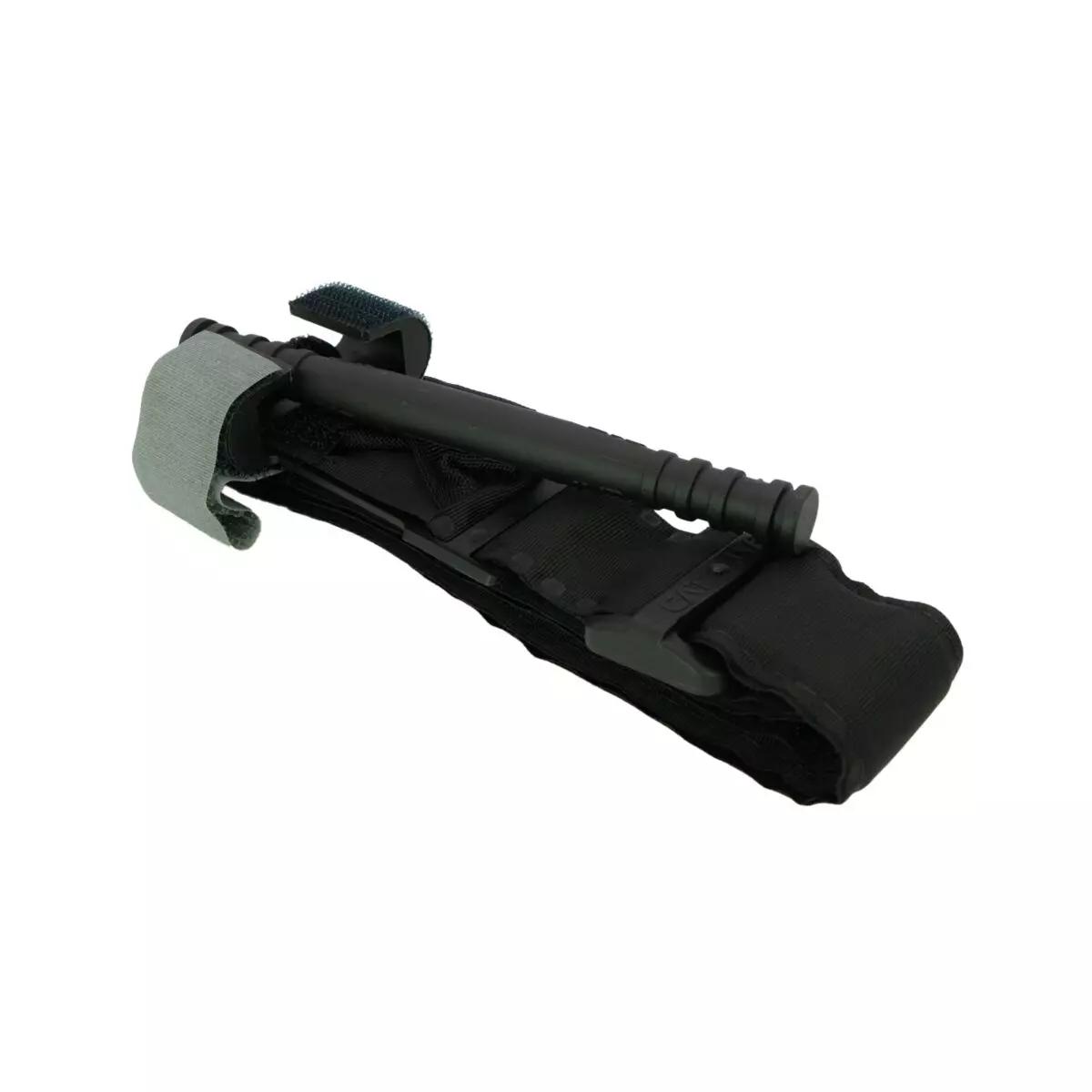 Schwarzes Combat Application Tourniquet® (CAT®) mit verstellbarem Gurt, robustem Knebel und Windesystem für die einhändige Anwendung.