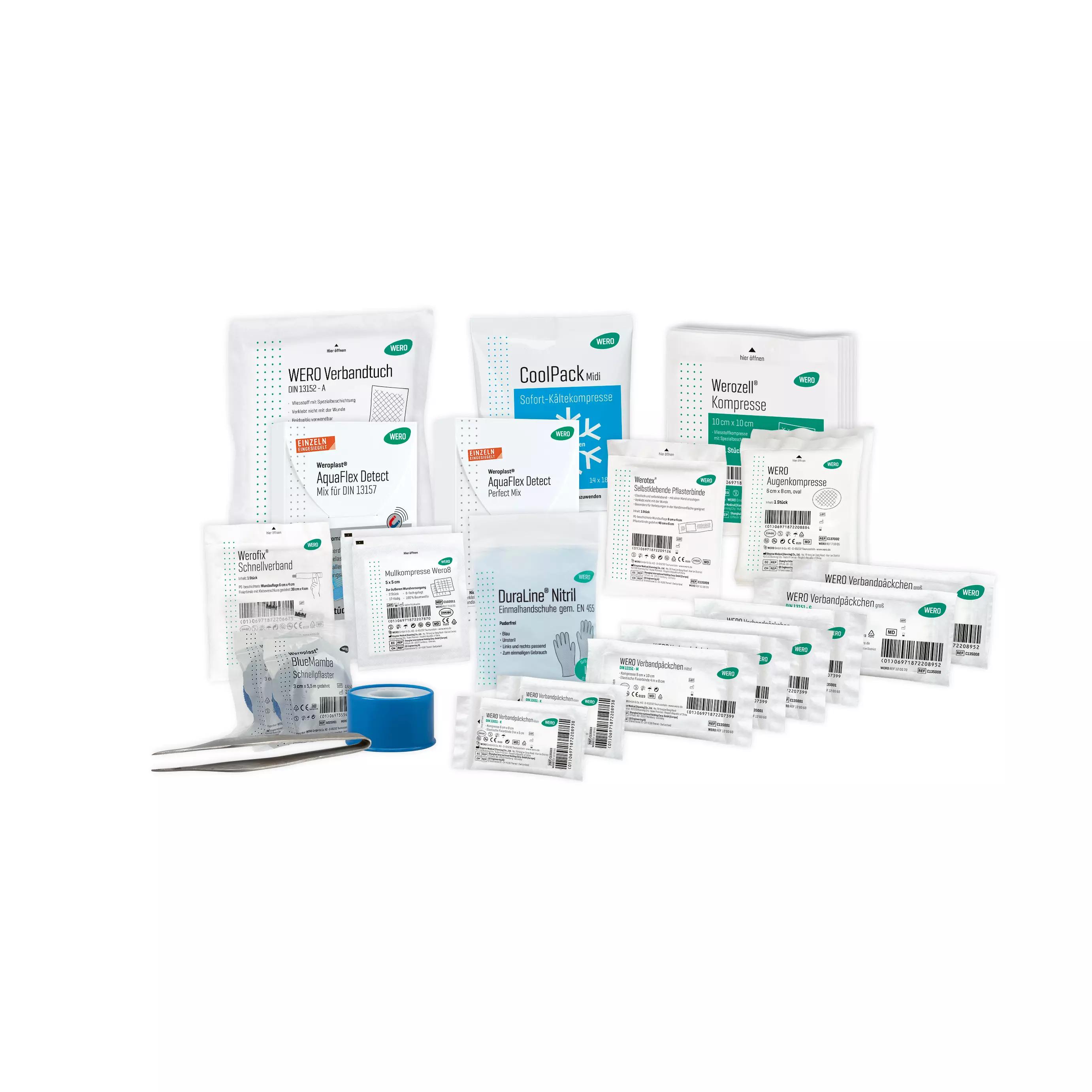 Mehrere Verbandpäckchen, Pflaster und Zubehör des WERO Austausch-Set DIN 13157 Allround, detektierbar, ordentlich nebeneinander angeordnet.