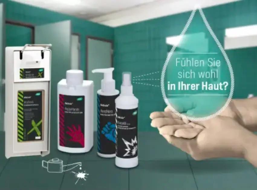 Mehrere Handdesinfektionsmittel, darunter Pumpflasche und Sprühflasche, werden vor grün gekachelter Badezimmerwand gezeigt.