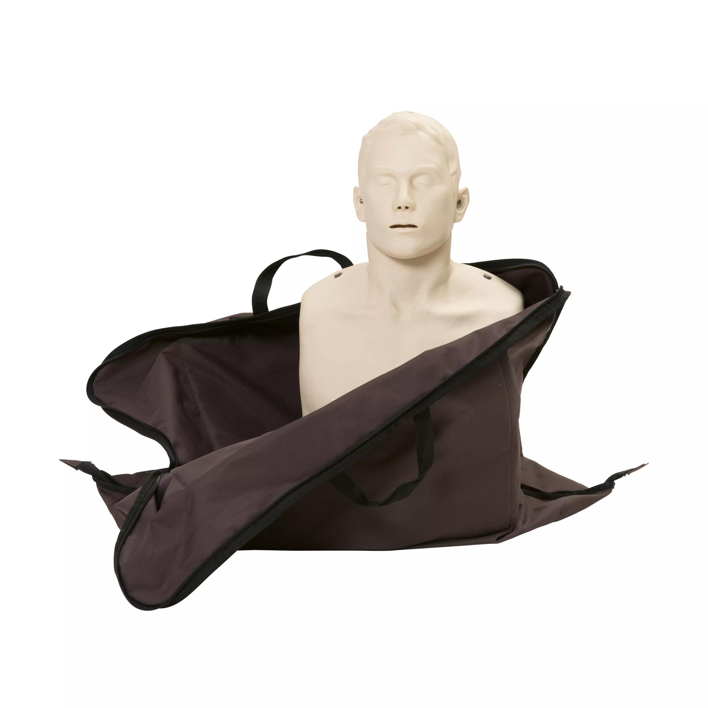 Die BRAYDEN Reanimationspuppe LED mit geschlossenen Augen liegt in einer dunklen Tragetasche mit zwei Henkeln und schwarzem Reißverschluss.