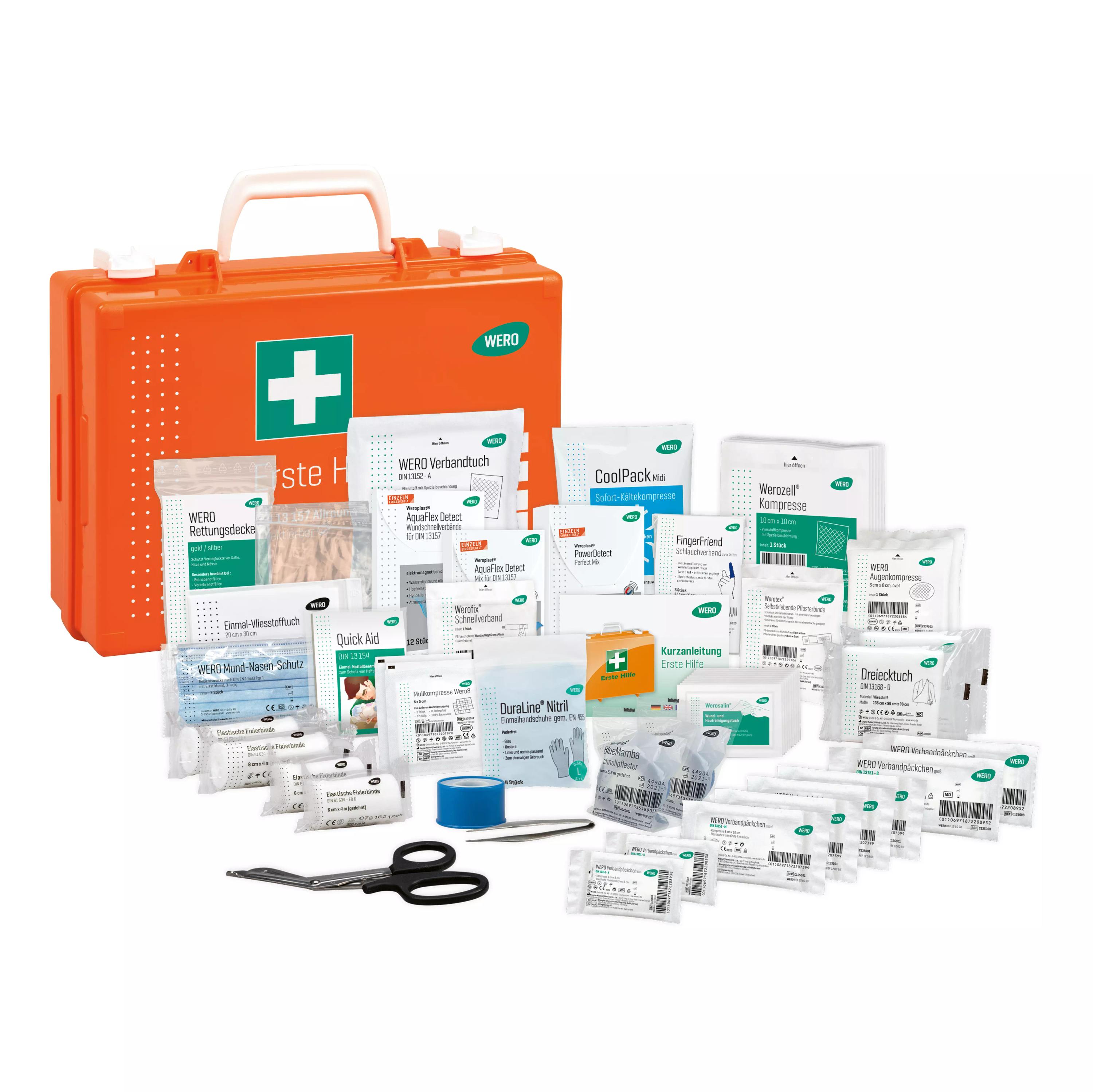 Ein orangefarbener WERO Erste Hilfe Koffer DIN 13157 Allround, detektierbar mit Verbänden, selbstklebender Pflasterbinde und Finger-Schlauchverband geöffnet präsentiert.